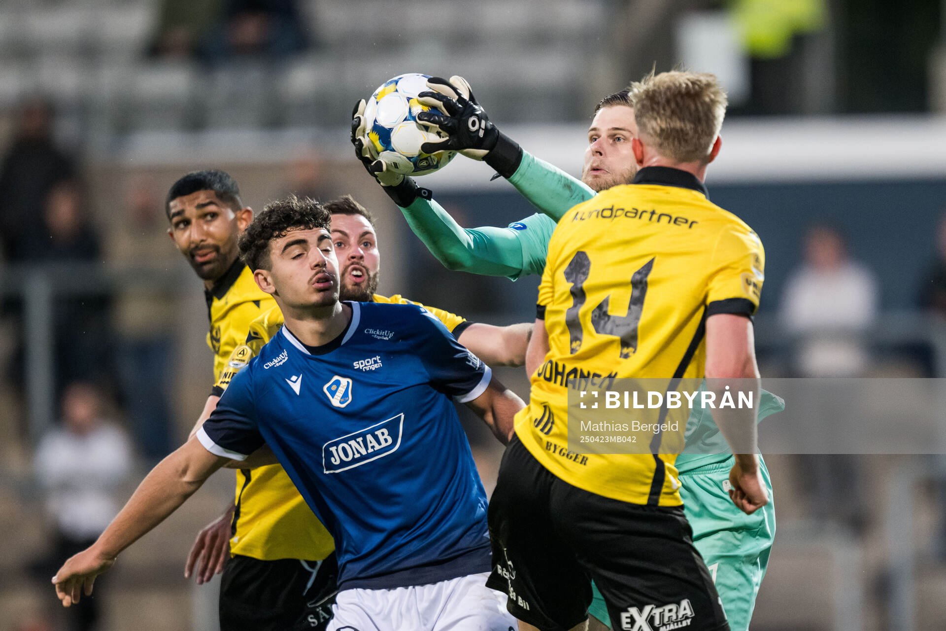 Halmstads Bleon Kurtulus och målvakt Tim Rönning