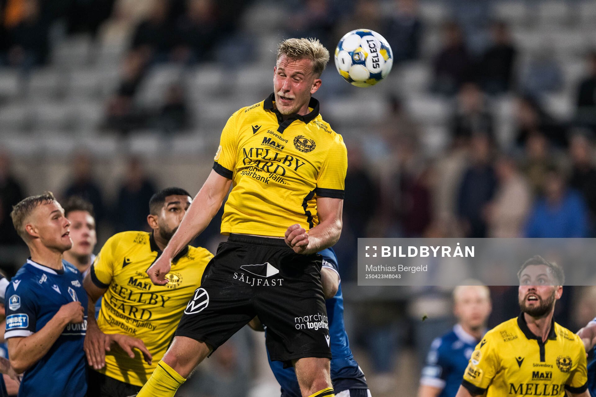 Mjällbys Herman Johansson under fotbollsmatchen i Allsvenskan mellan Halmstad och Mjällby den 23 april 2025 i Halmstad. 