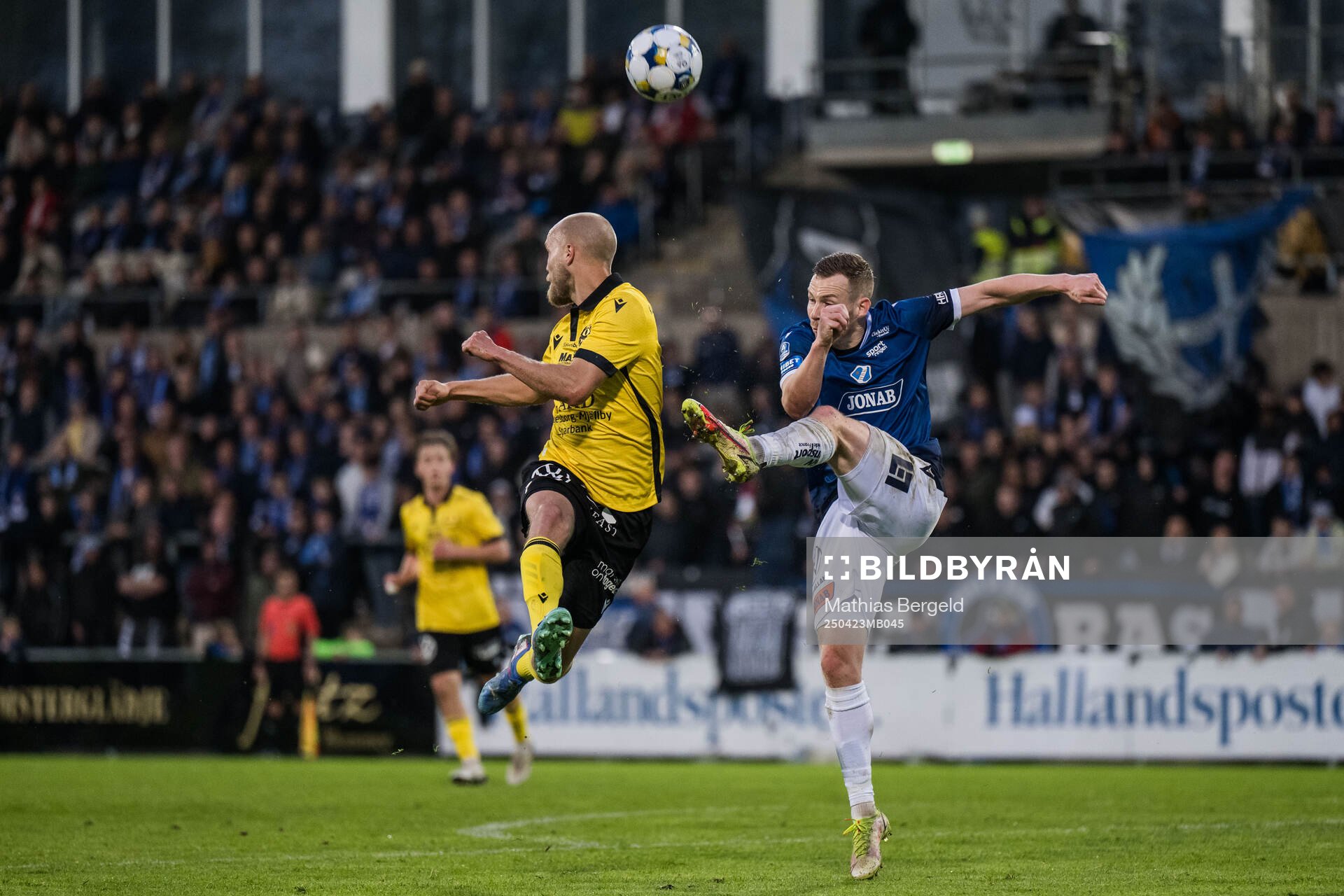 Mjällbys Viktor Gustafson och Halmstads Gisli Eyjolfsson