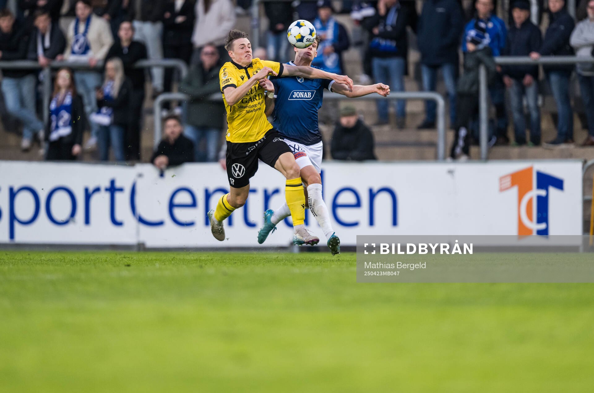 Mjällbys Elliot Stroud och Halmstads Gabriel Wallentin under fotbollsmatchen i Allsvenskan mellan Halmstad och Mjällby den 23 april 2025 i Halmstad.