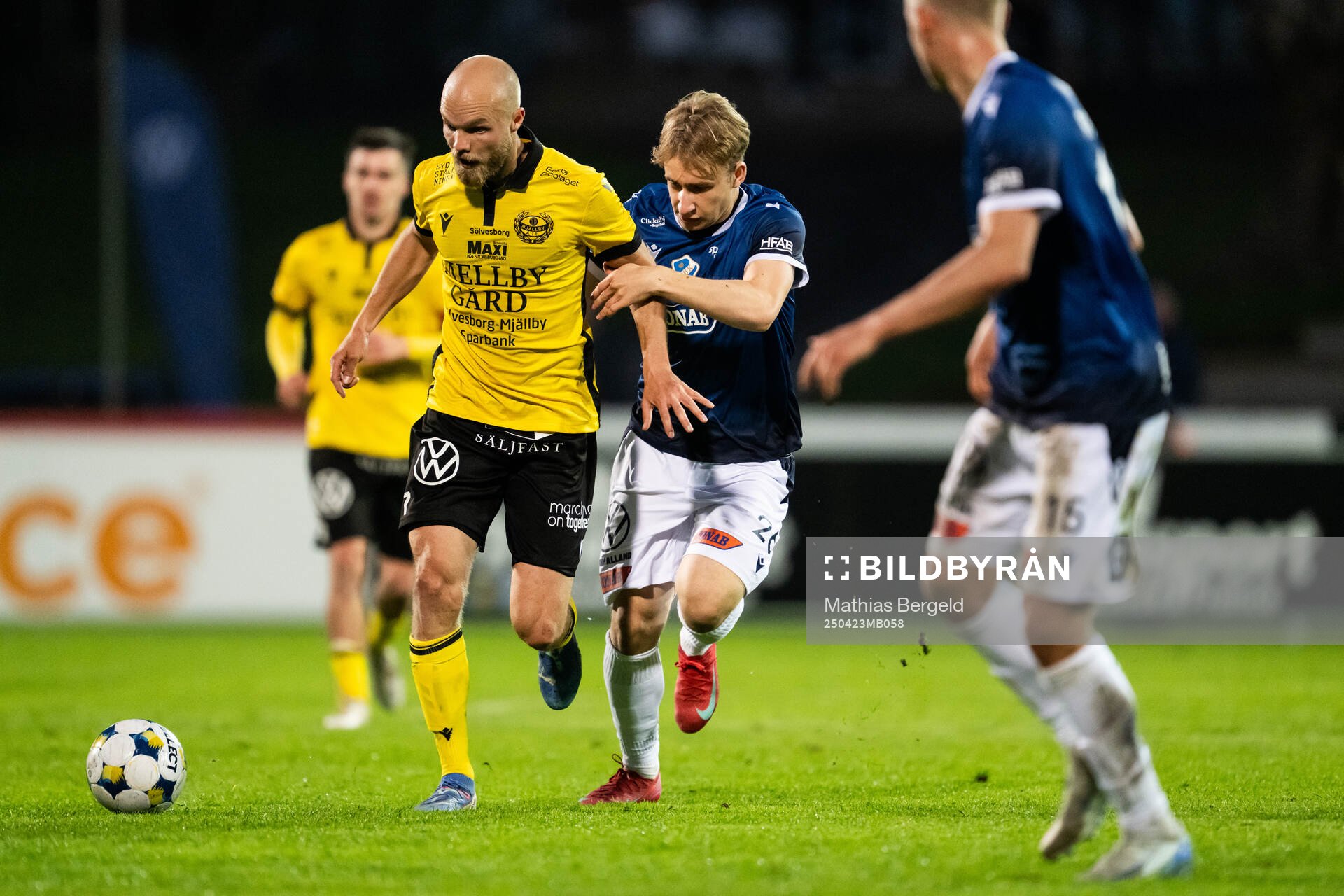 Mjällbys Viktor Gustafson och Halmstads Måns Andersson