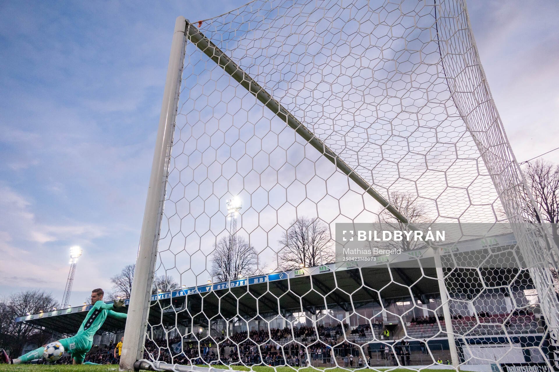 Mjällbys Abdoulie Manneh (ej i bild) gör 1-2 bakom