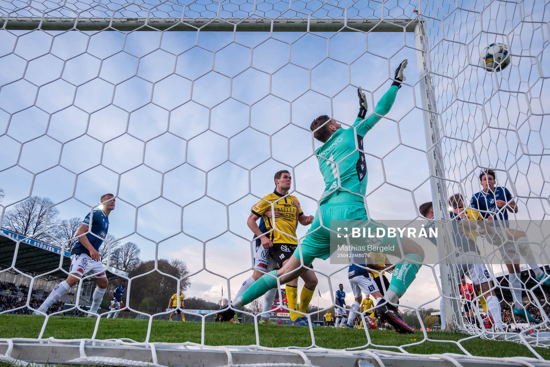 Mjällbys Jacob Bergström och Halmstads målvakt Tim