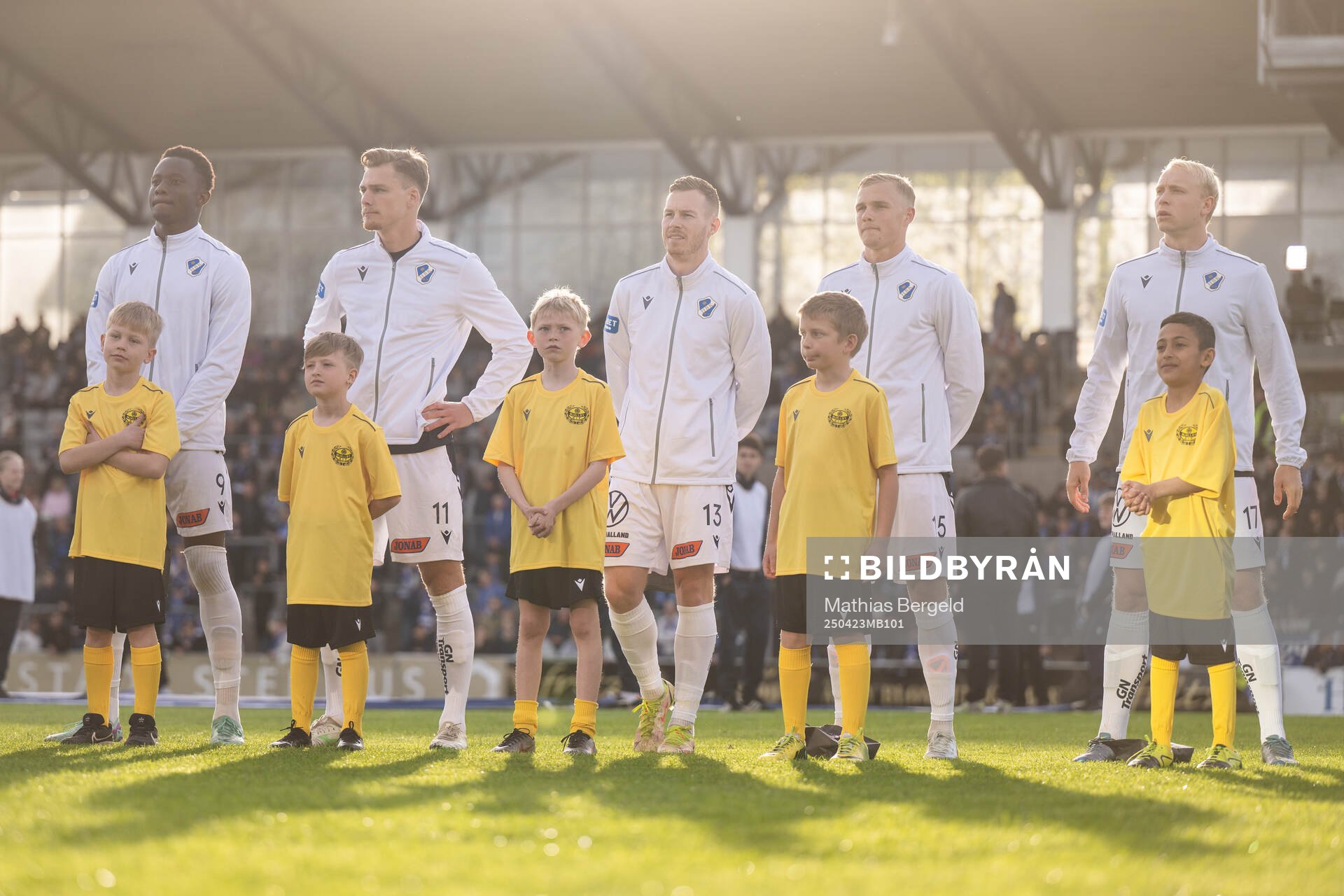 Halmstads Yannick Agnero, Villiam Granath, Gisli Eyjolfsson, Gustav Friberg och André Boman vid line-up inför fotbollsmatchen i Allsvenskan mellan Halmstad och Mjällby den 23 april 2025 i Halmstad.
