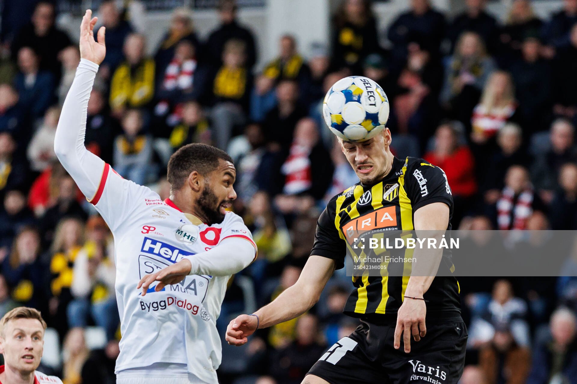 Degerfors Leon Hien och Häckens Srdjan Hrstic under fotbollsmatchen i Allsvenskan mellan Häcken och Degerfors den 23 april 2025 i Göteborg.