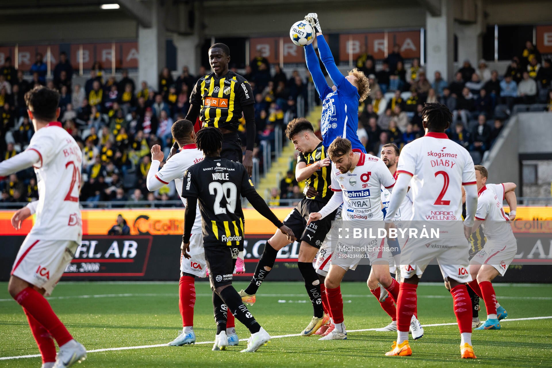 Degerfors målvakt Rasmus Forsell och Häckens Srdjan Hrstic