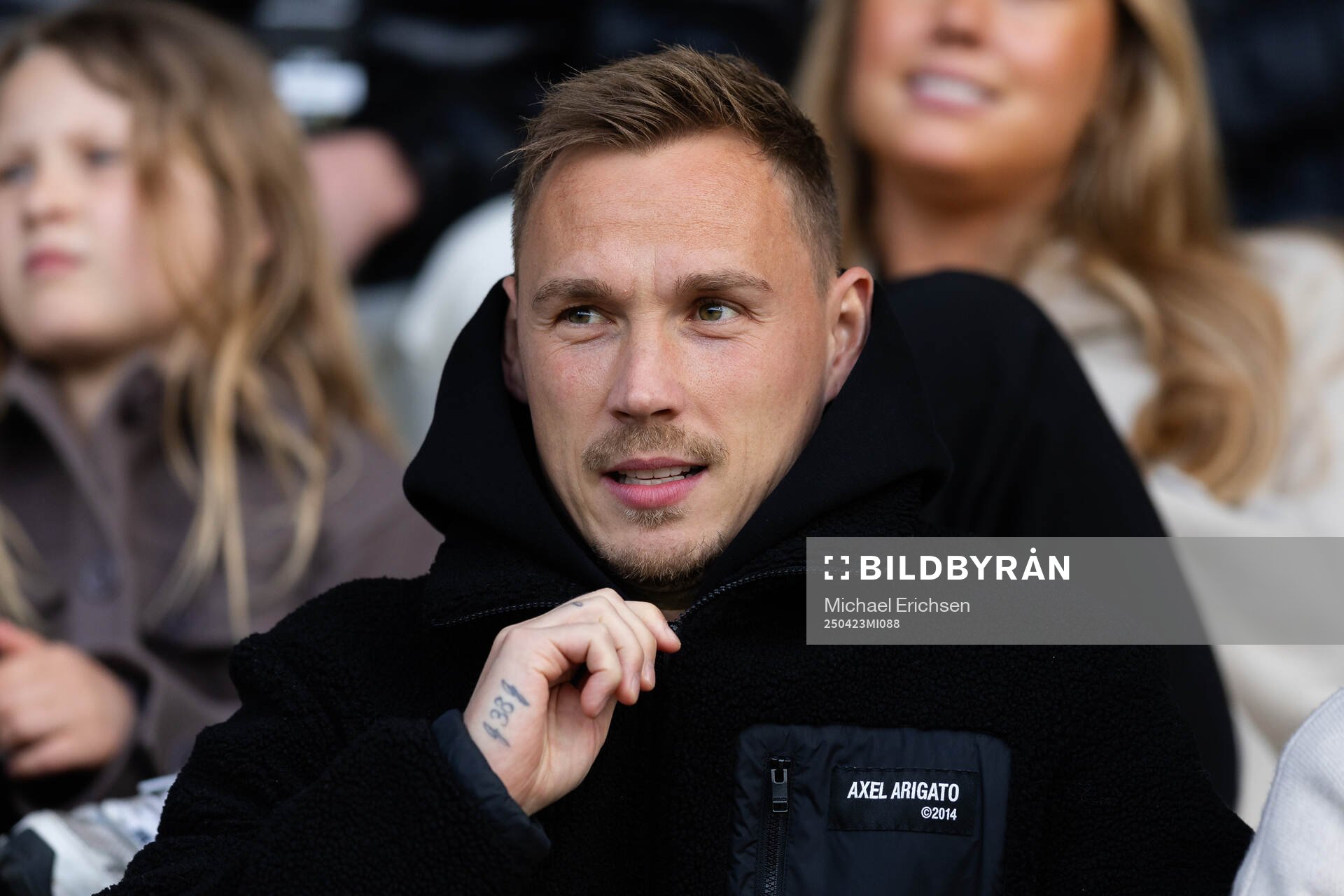 Häckens Jacob Barret Laursen på läktaren