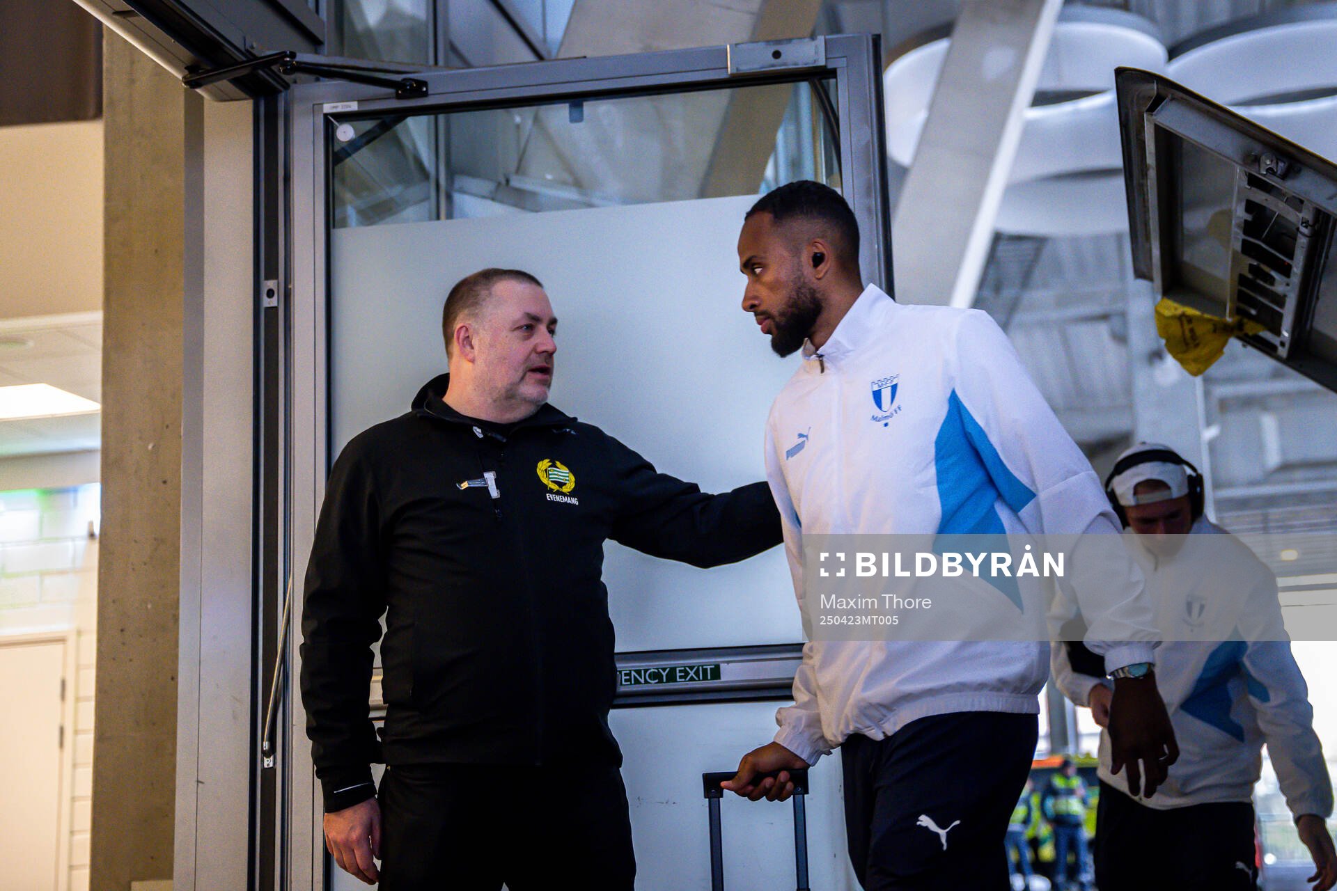 Malmö FFs Isaac Kiese Thelin anländer med laget till