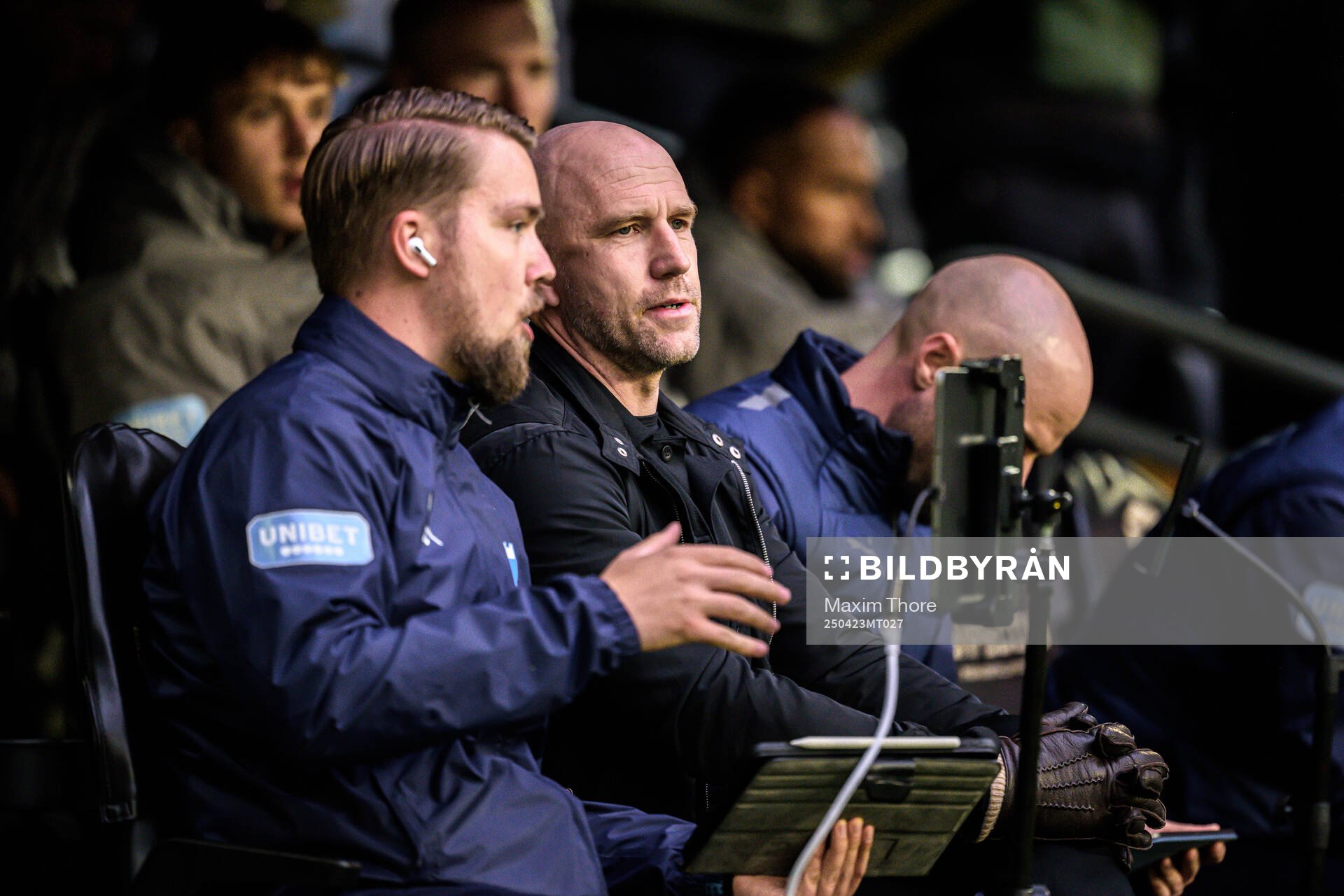Malmö FFs assisterande tränare Theodor Olsson och tränare Henrik Rydström under fotbollsmatchen i Allsvenskan mellan Hammarby och Malmö FF den 23 april 2025 i Stockholm.