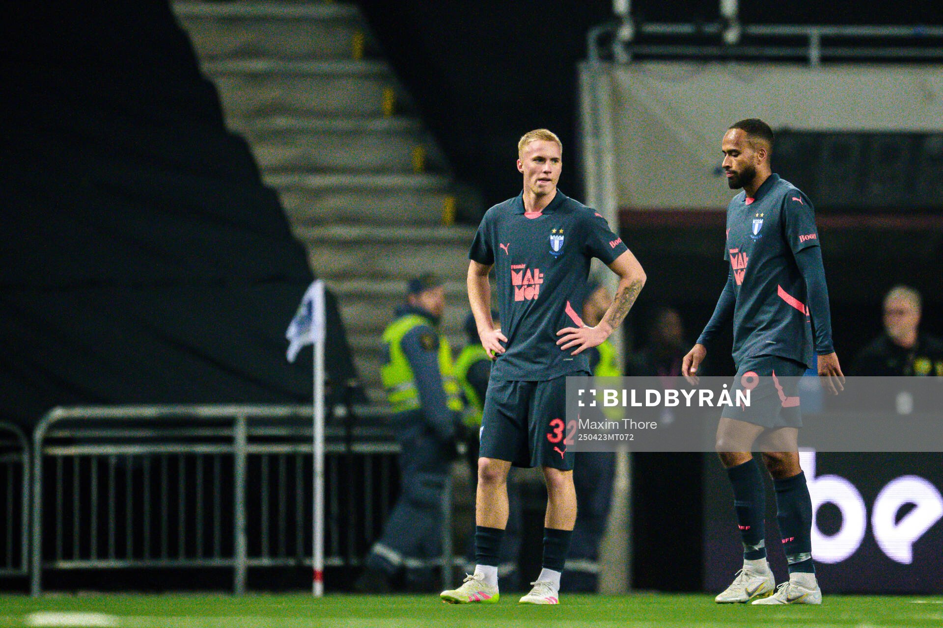 Malmö FFs Daniel Gudjohnsen och Isaac Kiese Thelin deppar