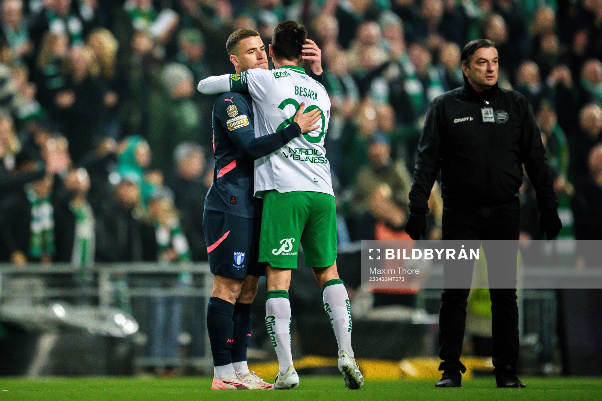 Malmö FFs Gabriel Busanello och Hammarbys Nahir Besara under fotbollsmatchen i Allsvenskan mellan Hammarby och Malmö FF den 23 april 2025 i Stockholm. 