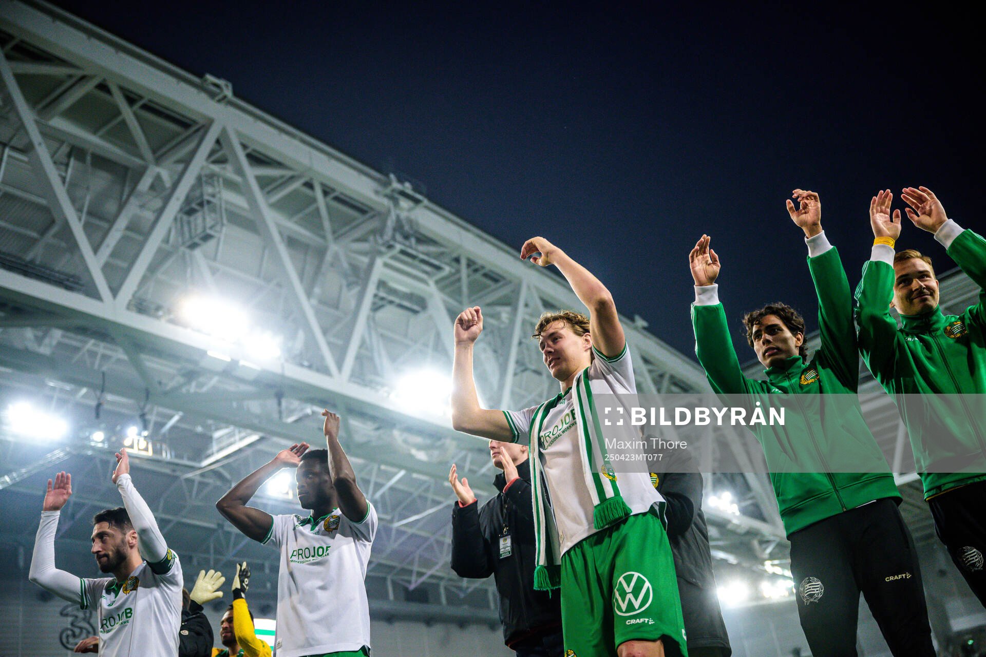 Hammarbys spelare jublar efter fotbollsmatchen i Allsvenskan mellan Hammarby och Malmö FF den 23 april 2025 i Stockholm. 