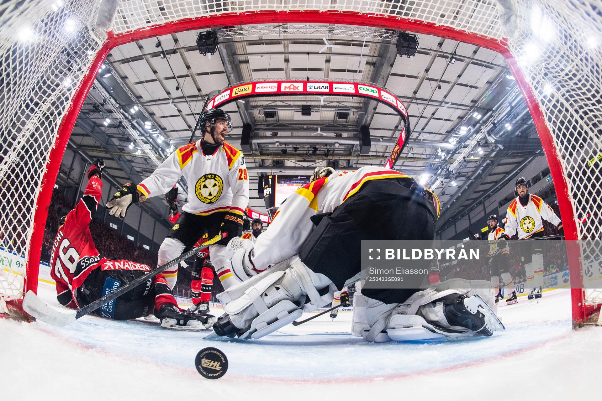 Luleås Anton Levtchi jublar och Brynäs Axel Andersson