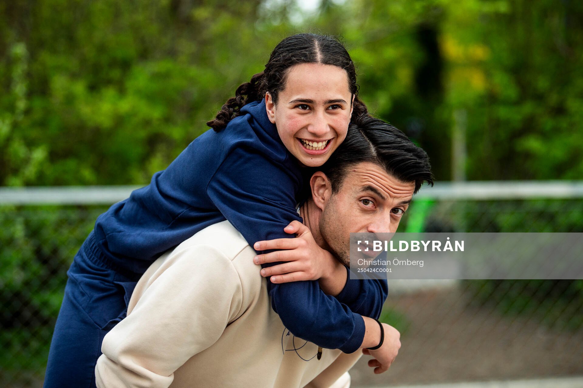 Mayar Khatawi och hennes mentor Behrang Safari poserar för ett porträtt under en fotografering den 24 april 2025 i Malmö. 