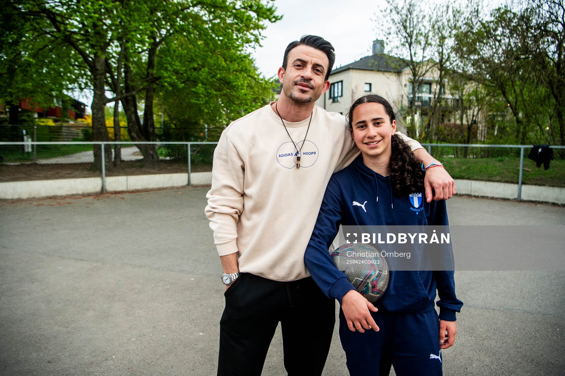 Mayar Khatawi och hennes mentor Behrang Safari poserar för ett porträtt under en fotografering den 24 april 2025 i Malmö. 