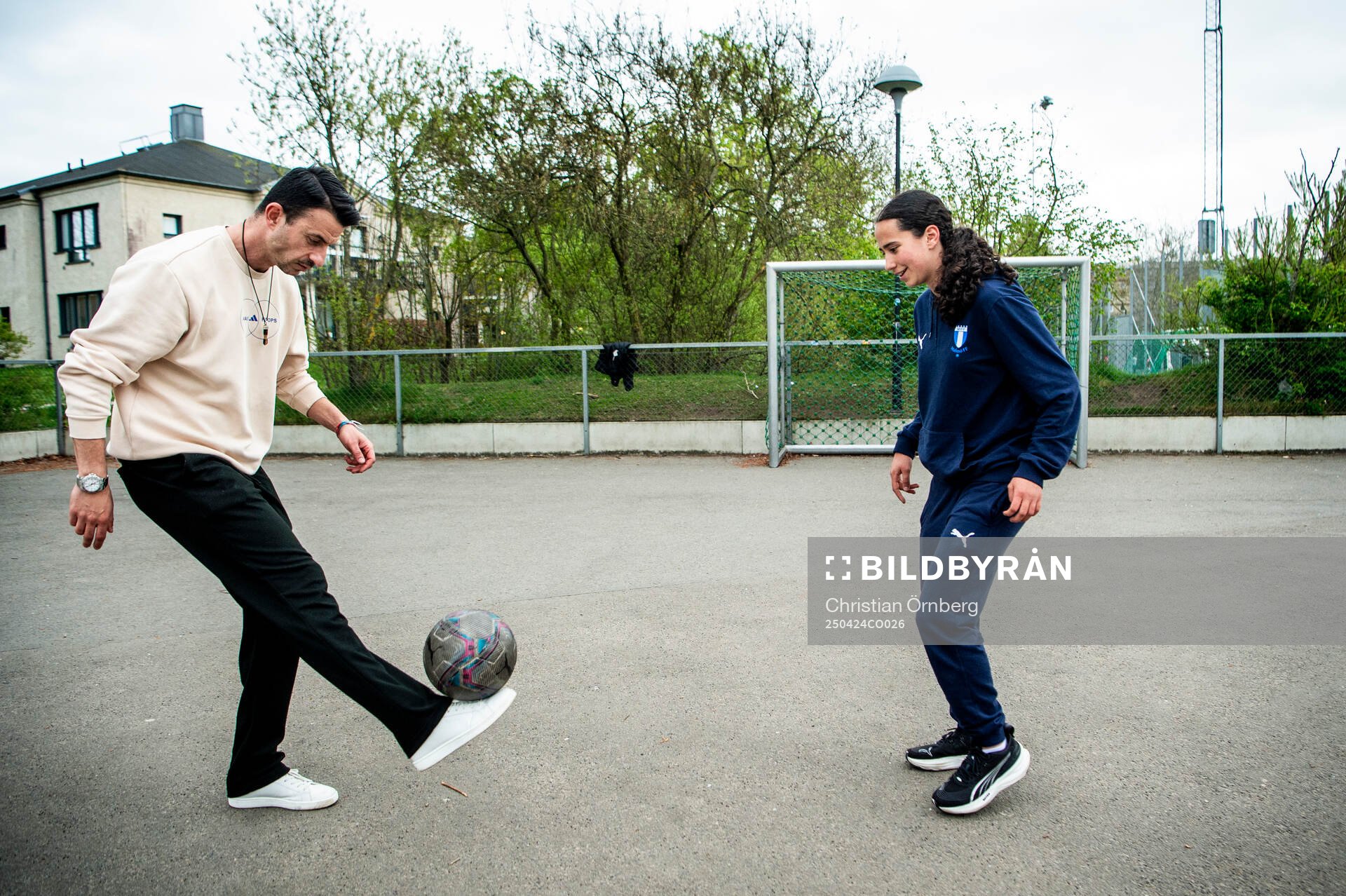 Mayar Khatawi och hennes mentor Behrang Safari poserar för ett porträtt under en fotografering den 24 april 2025 i Malmö. 