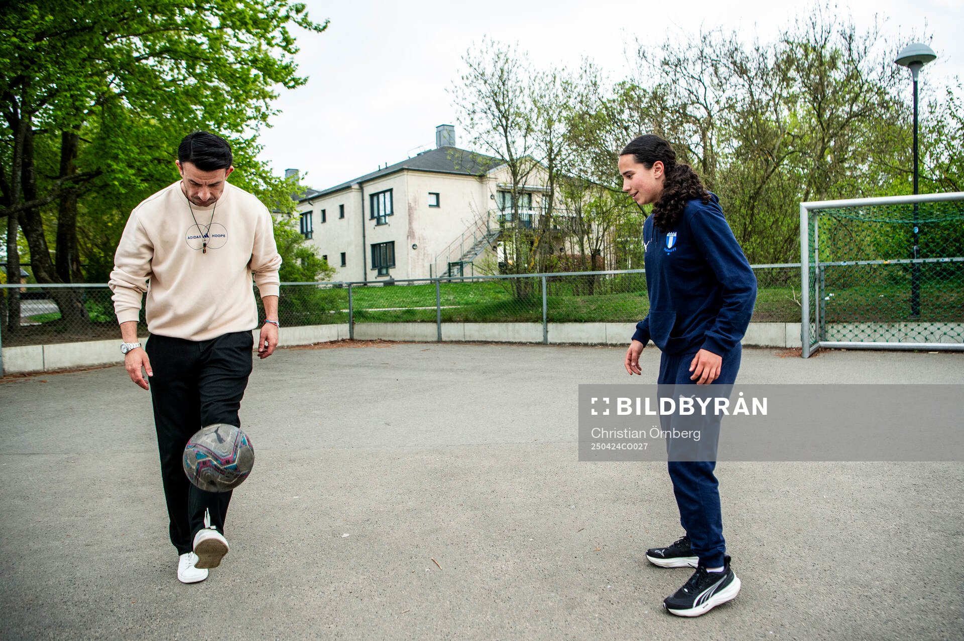 Mayar Khatawi och hennes mentor Behrang Safari poserar för ett porträtt under en fotografering den 24 april 2025 i Malmö. 