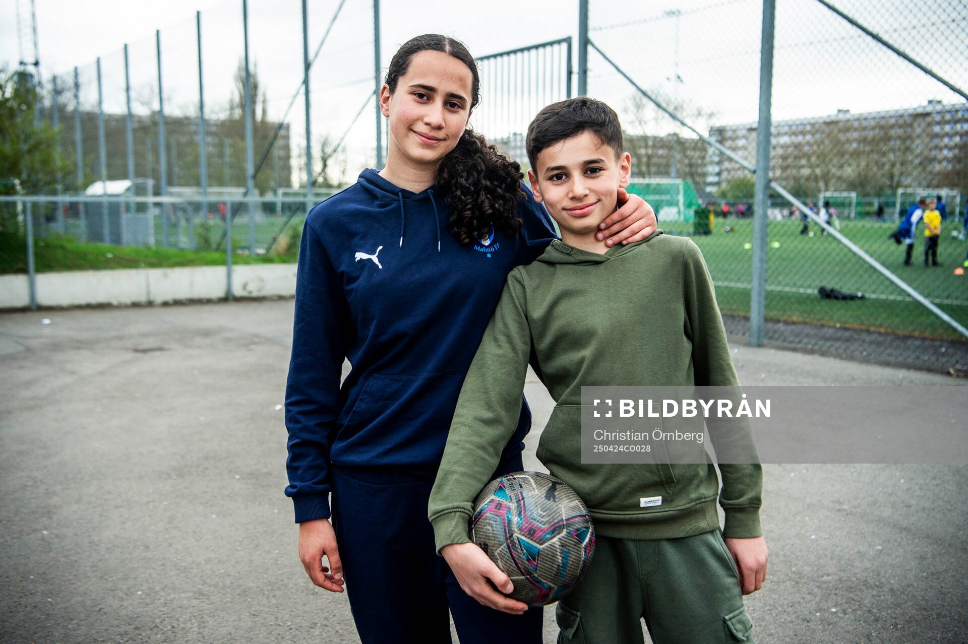 Mayar Khatawi poserar för ett porträtt tillsammans med sin lillebror under en fotografering den 24 april 2025 i Malmö. 