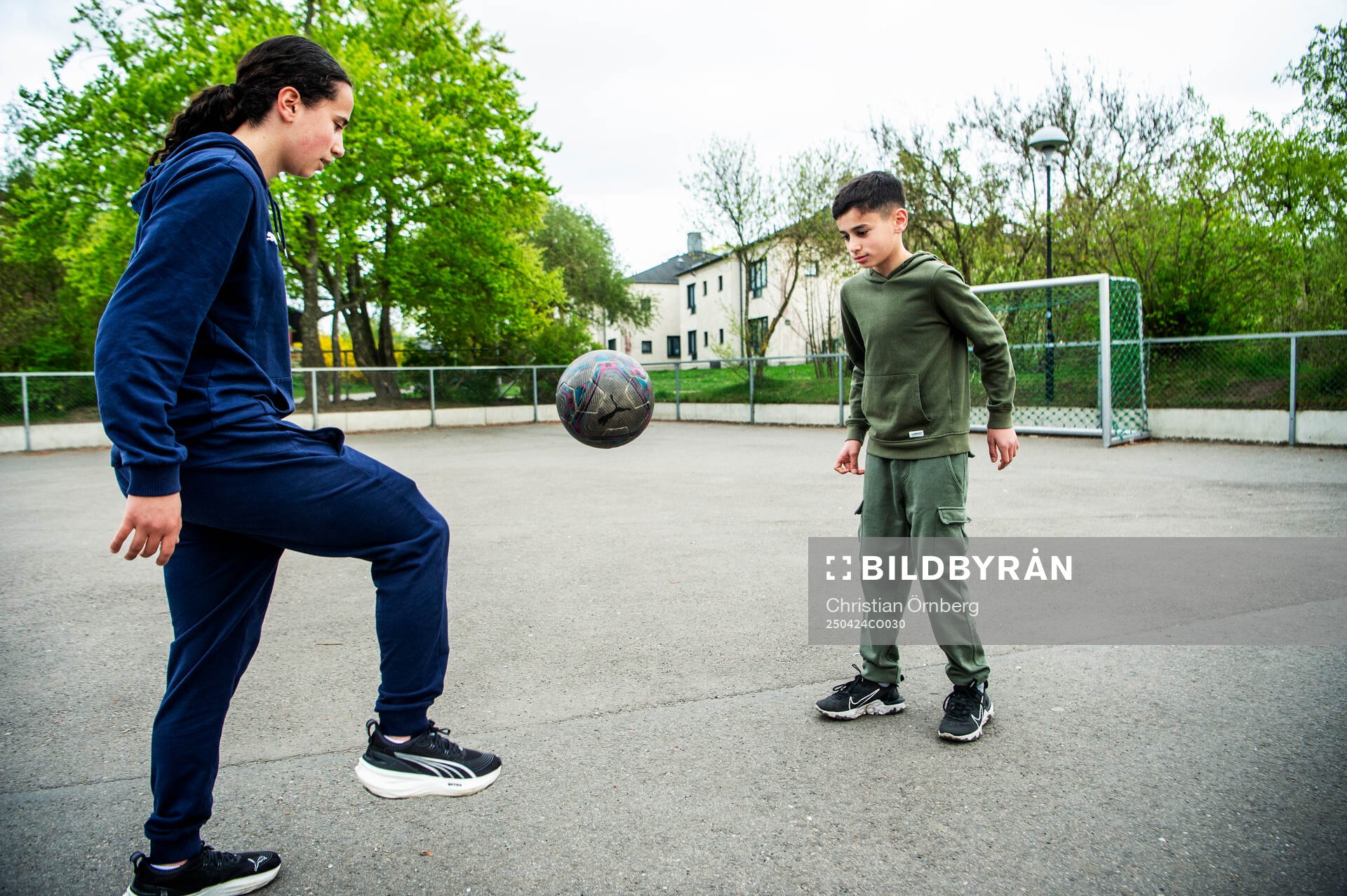 Mayar Khatawi spelare fotboll tillsammans med sin lillebror under en fotografering den 24 april 2025 i Malmö. 