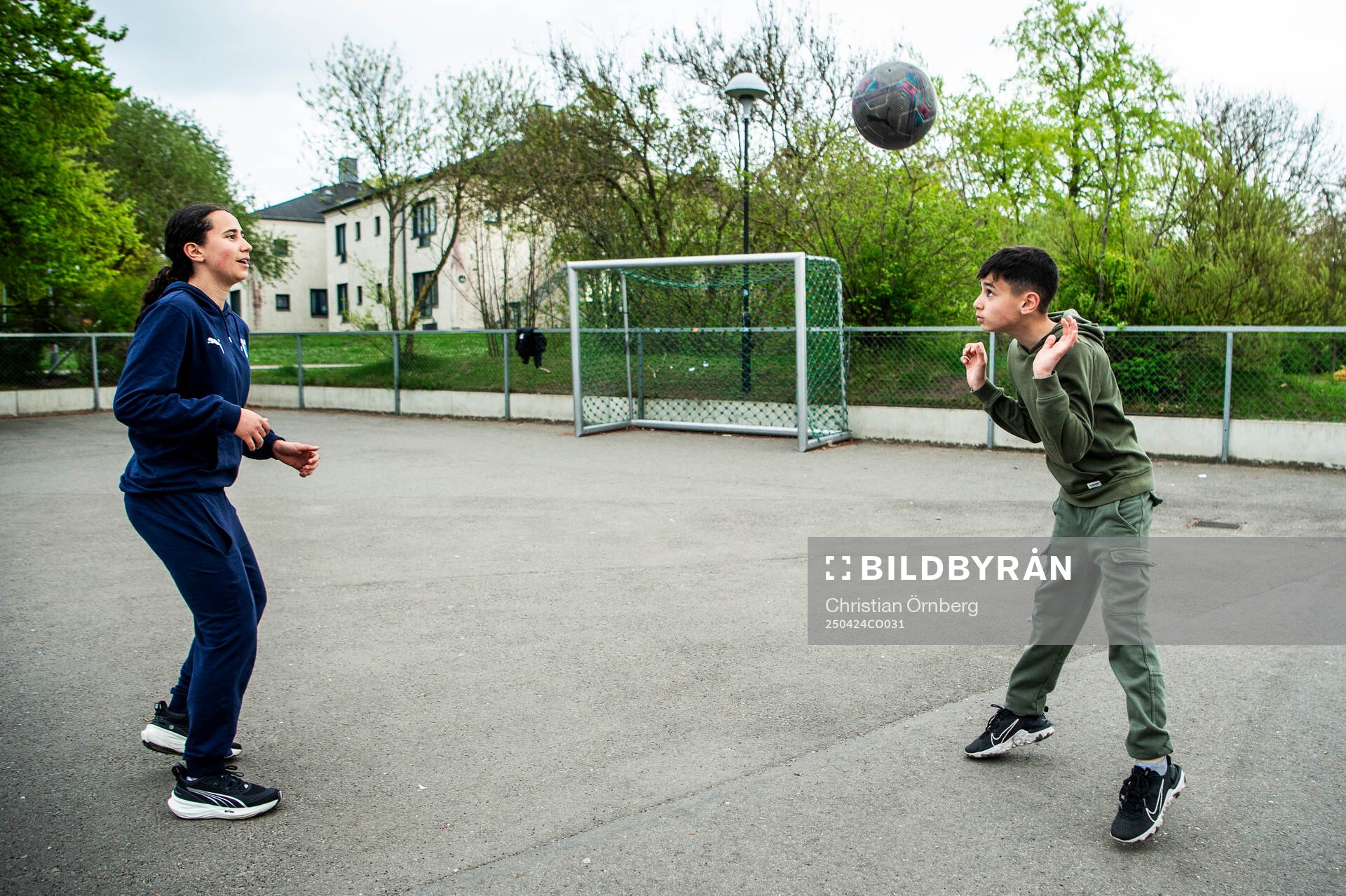 Mayar Khatawi spelare fotboll tillsammans med sin lillebror under en fotografering den 24 april 2025 i Malmö. 
