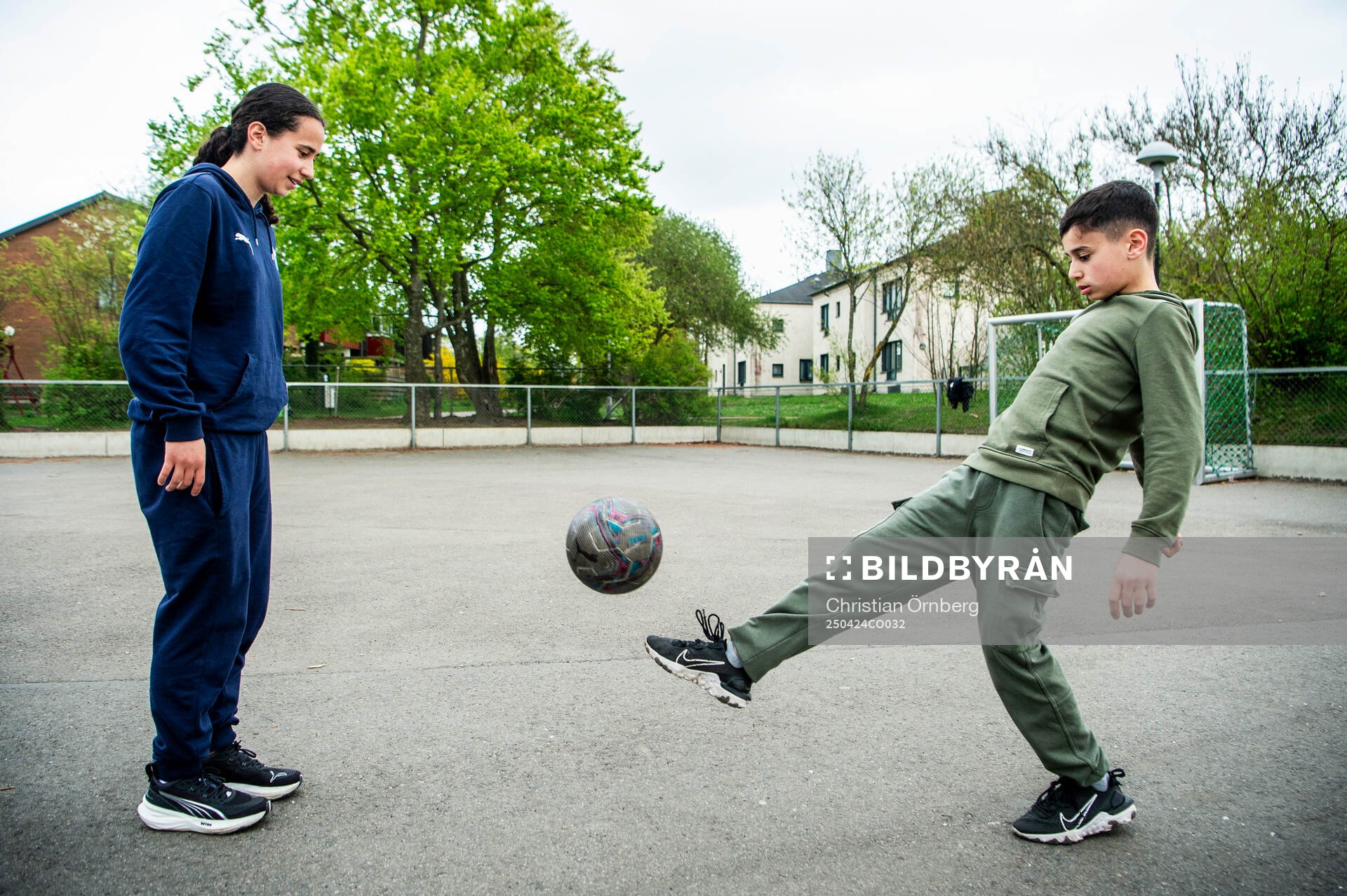 Mayar Khatawi spelare fotboll tillsammans med sin lillebror under en fotografering den 24 april 2025 i Malmö. 