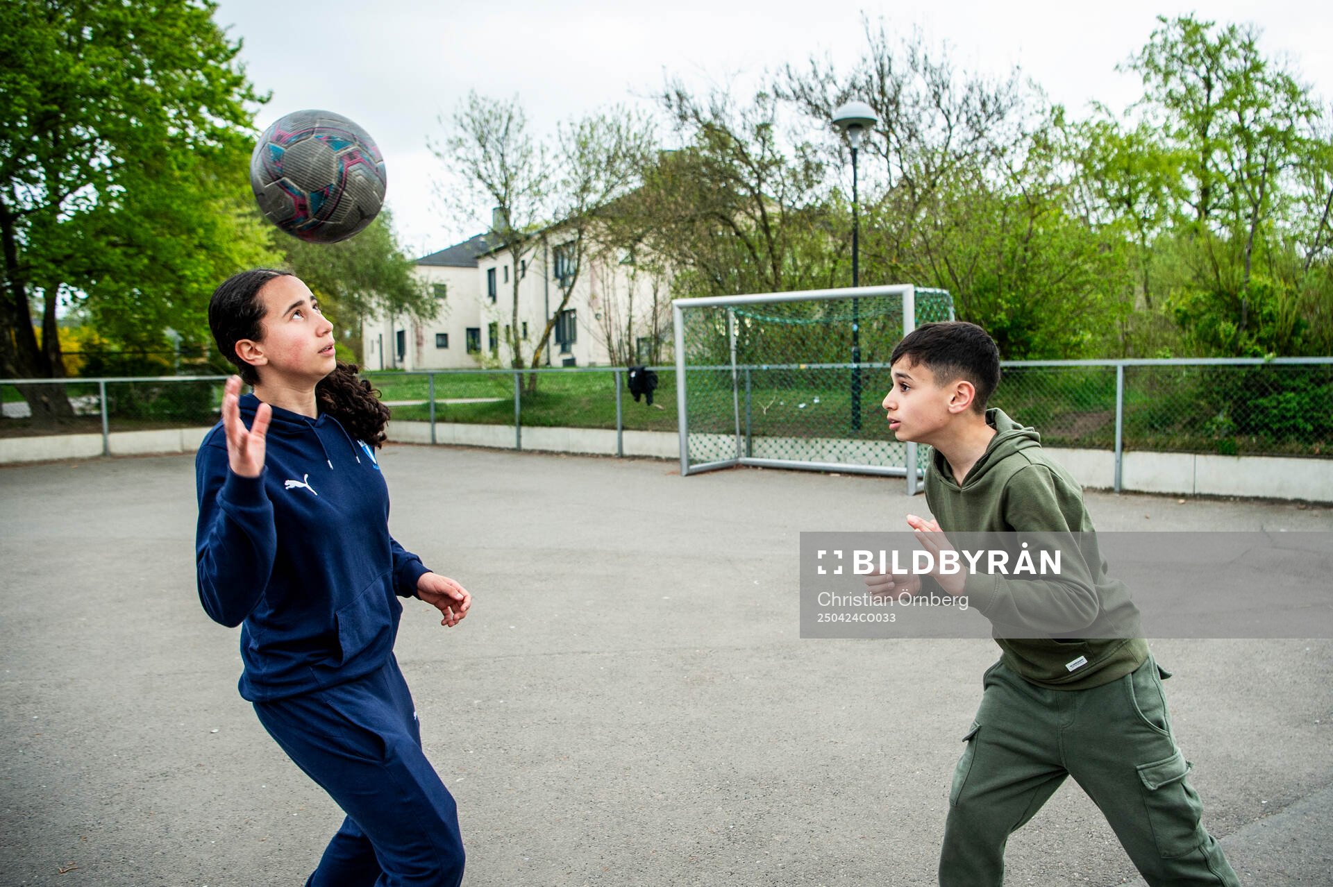 Mayar Khatawi spelare fotboll tillsammans med sin lillebror under en fotografering den 24 april 2025 i Malmö. 