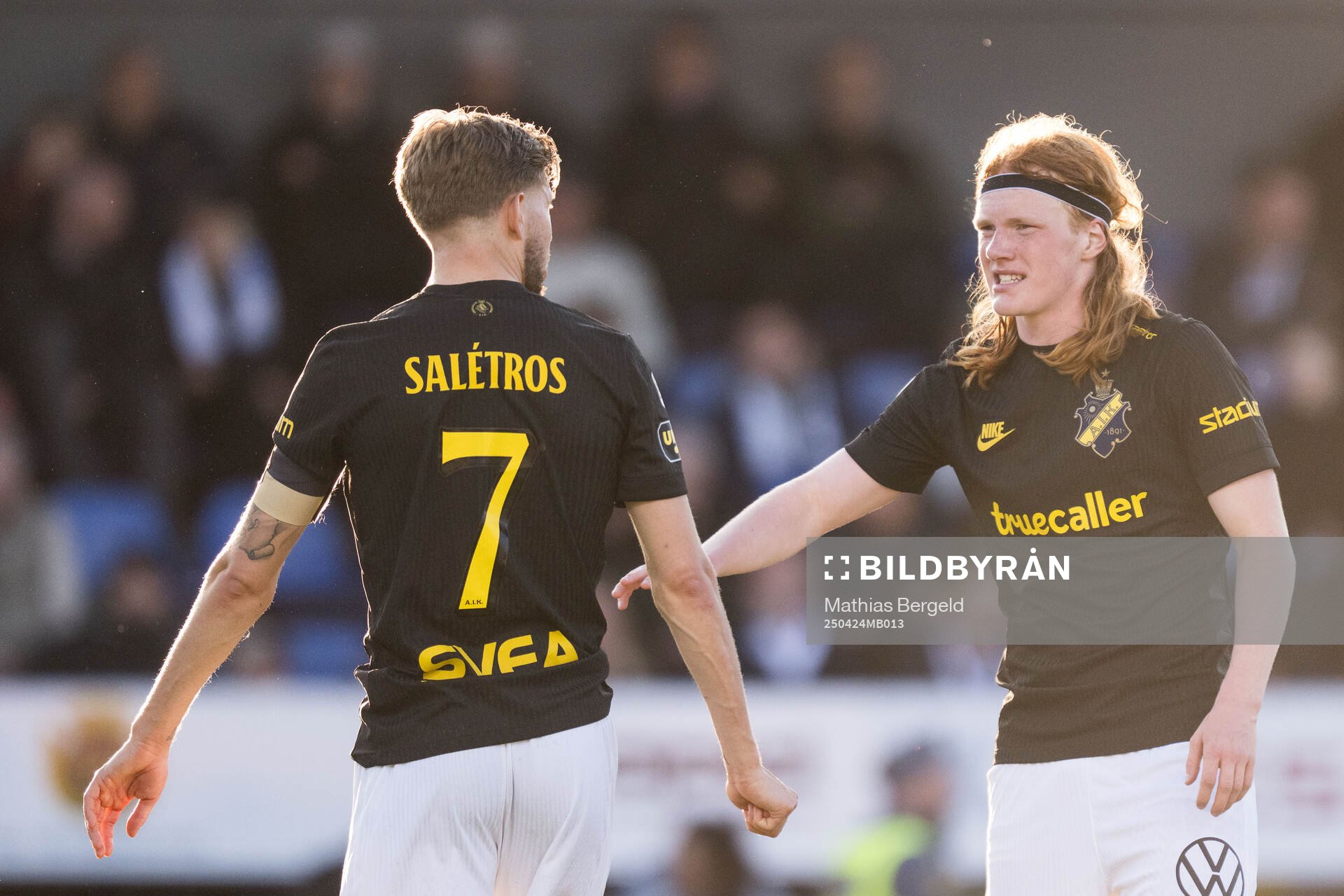 AIKs Anton Salétros och Elvis van der Laan under fotbollsmatchen i Allsvenskan mellan Värnamo och AIK den 24 april 2025 i Värnamo. 