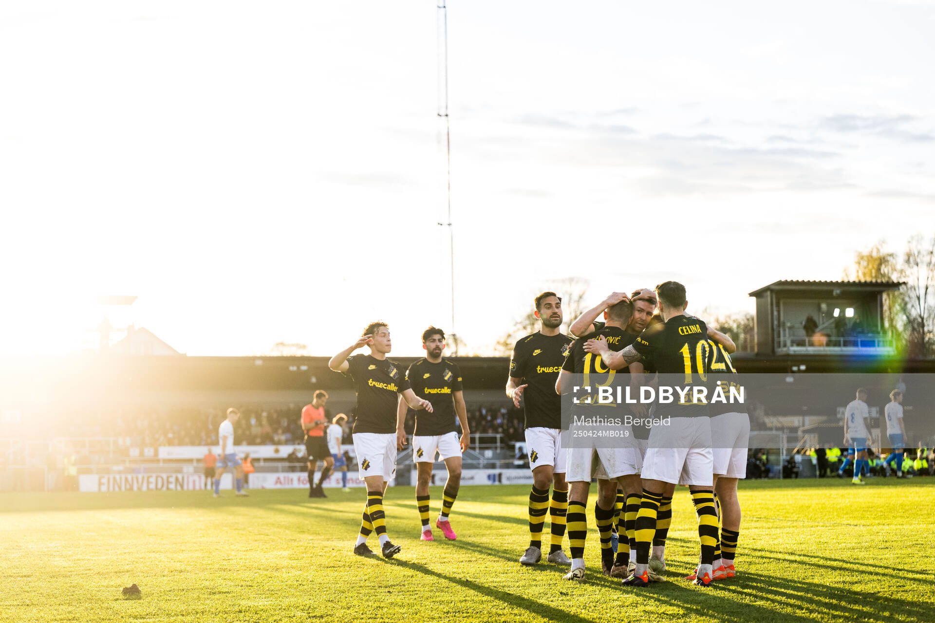 AIKs Mads Døhr Thychosen jublar med lagkamrater efter 0-1 under fotbollsmatchen i Allsvenskan mellan Värnamo och AIK den 24 april 2025 i Värnamo.