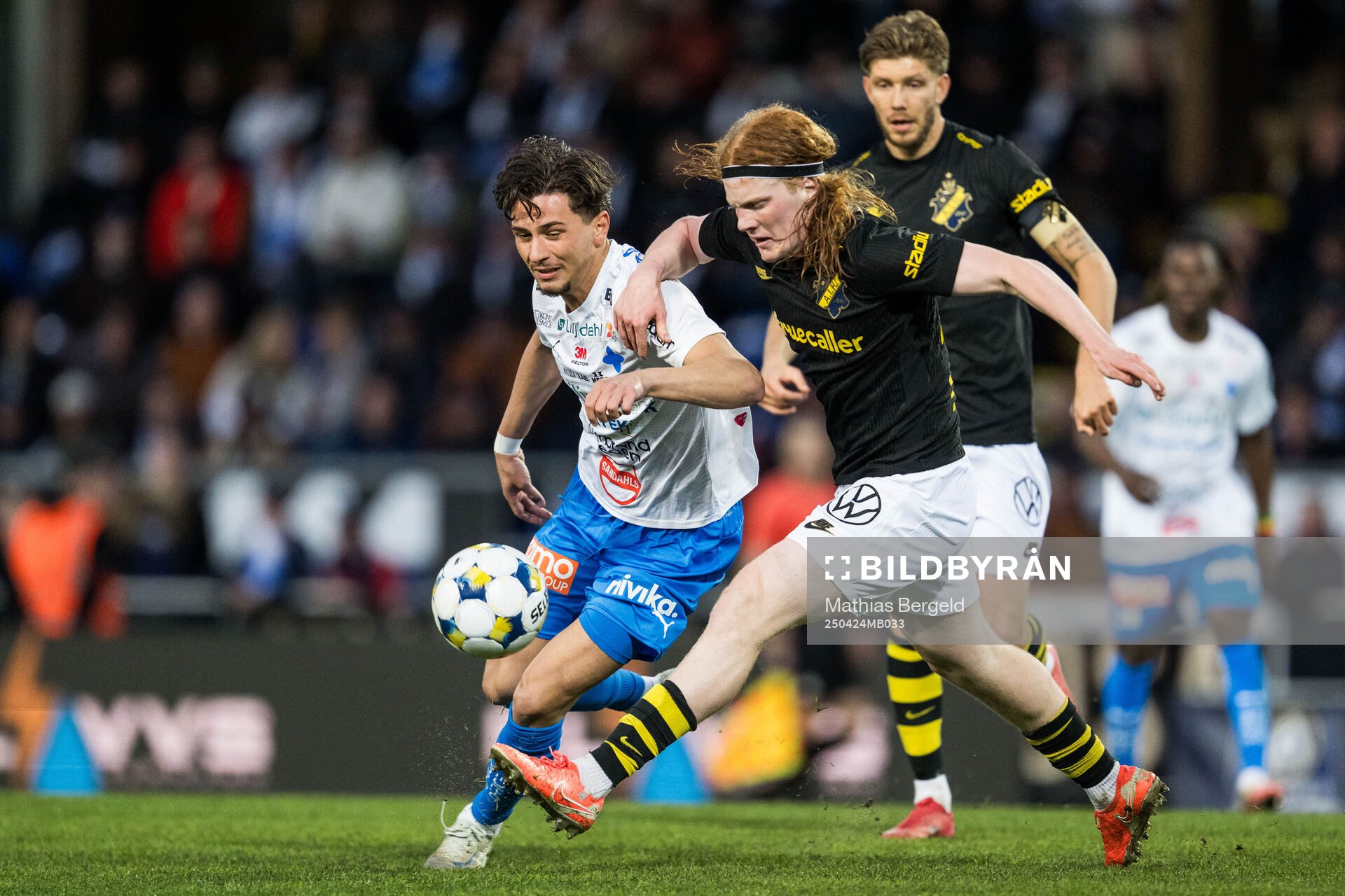 Värnamos Mohammad Alsalkhadi och AIKs Elvis van der Laan under fotbollsmatchen i Allsvenskan mellan Värnamo och AIK den 24 april 2025 i Värnamo.