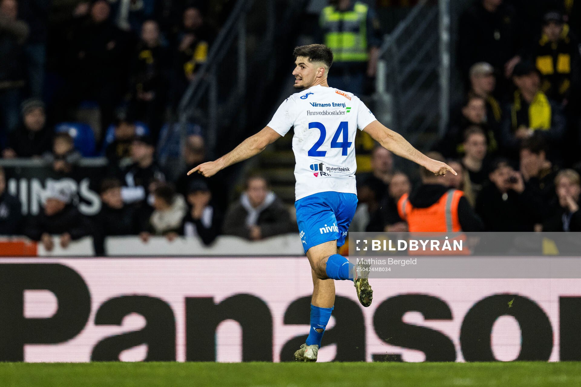 Värnamos Emin Grozdanic jublar