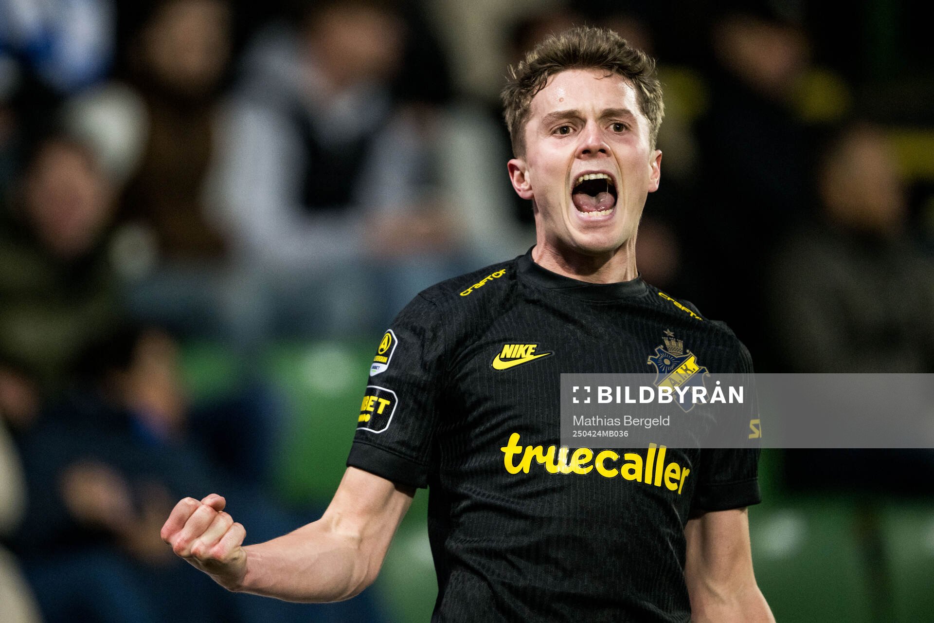 AIKs Johan Hove jublar efter 1-2 under fotbollsmatchen i Allsvenskan mellan Värnamo och AIK den 24 april 2025 i Värnamo. 