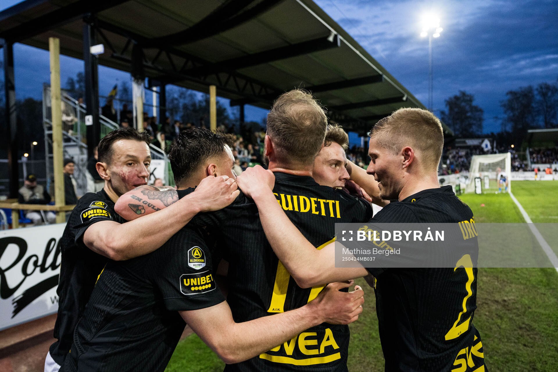 AIKs Johan Hove jublar med lagkamrater