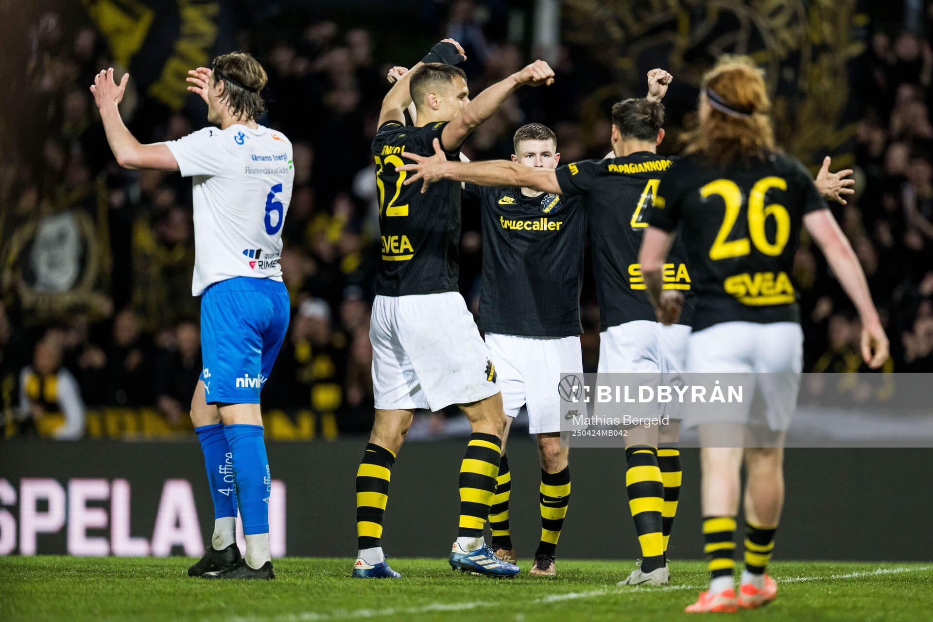Värnamos Hugo Andersson deppar och AIKs Filip Benkovic,