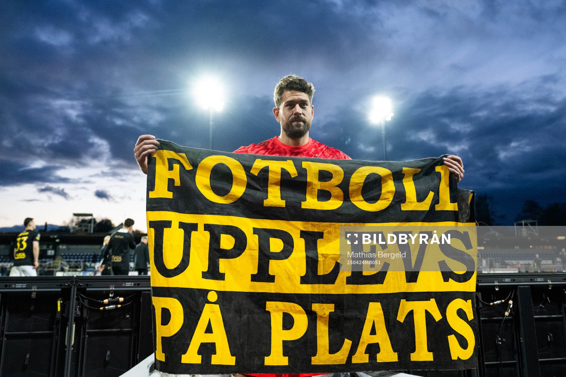 AIKs målvakt Kristoffer Nordfeldt med en banderoll