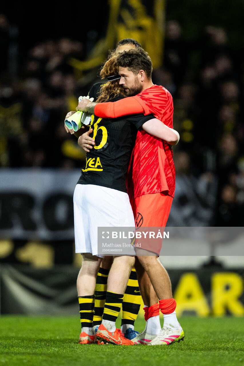 AIKs Elvis van der Laan och målvakt Kristoffer Nordfeldt jublar efter fotbollsmatchen i Allsvenskan mellan Värnamo och AIK den 24 april 2025 i Värnamo.