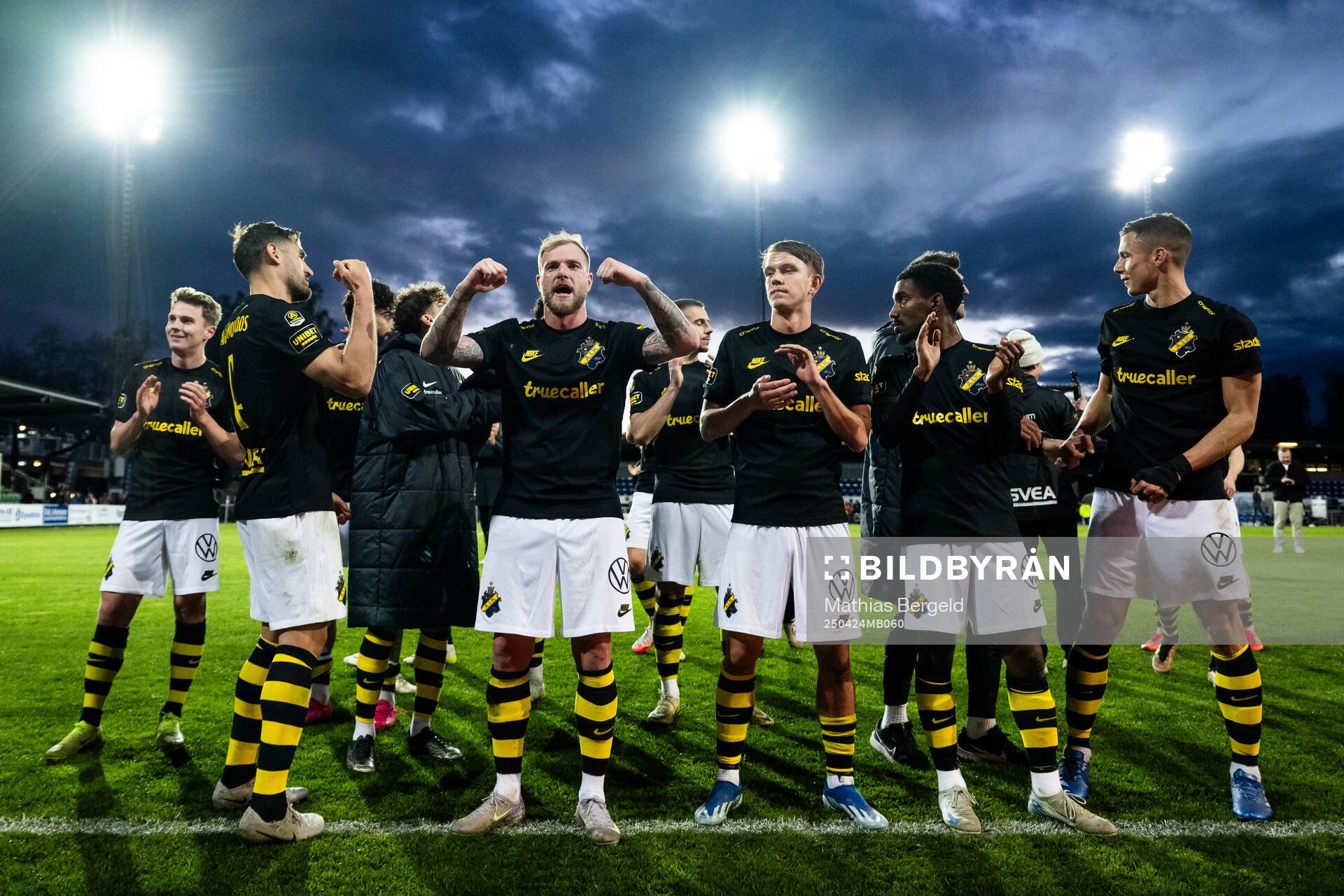 AIKs John Guidetti jublar med lagkamrater
