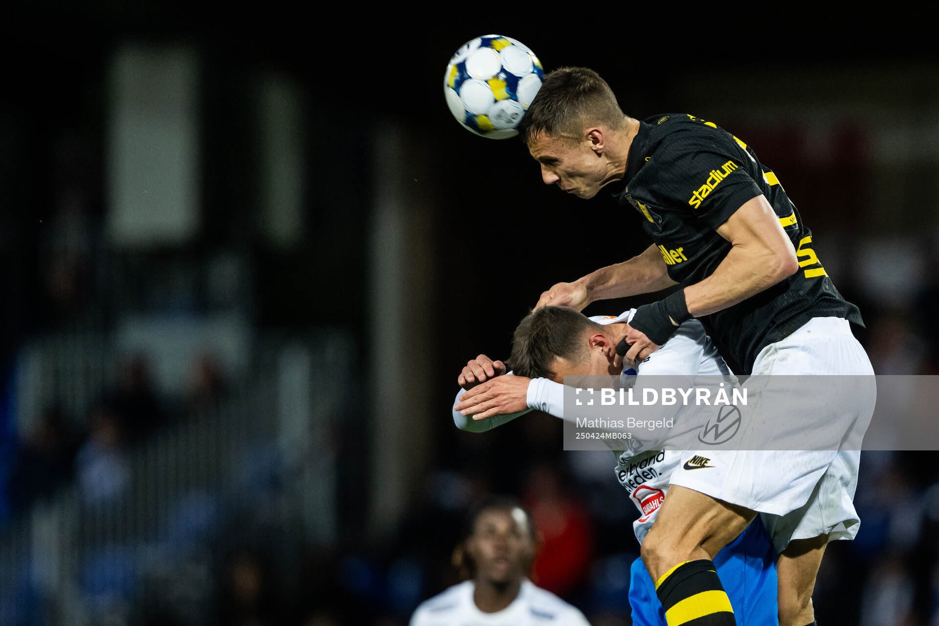 Värnamos Ajdin Zeljkovic och AIKs Filip Benkovic under fotbollsmatchen i Allsvenskan mellan Värnamo och AIK den 24 april 2025 i Värnamo. 