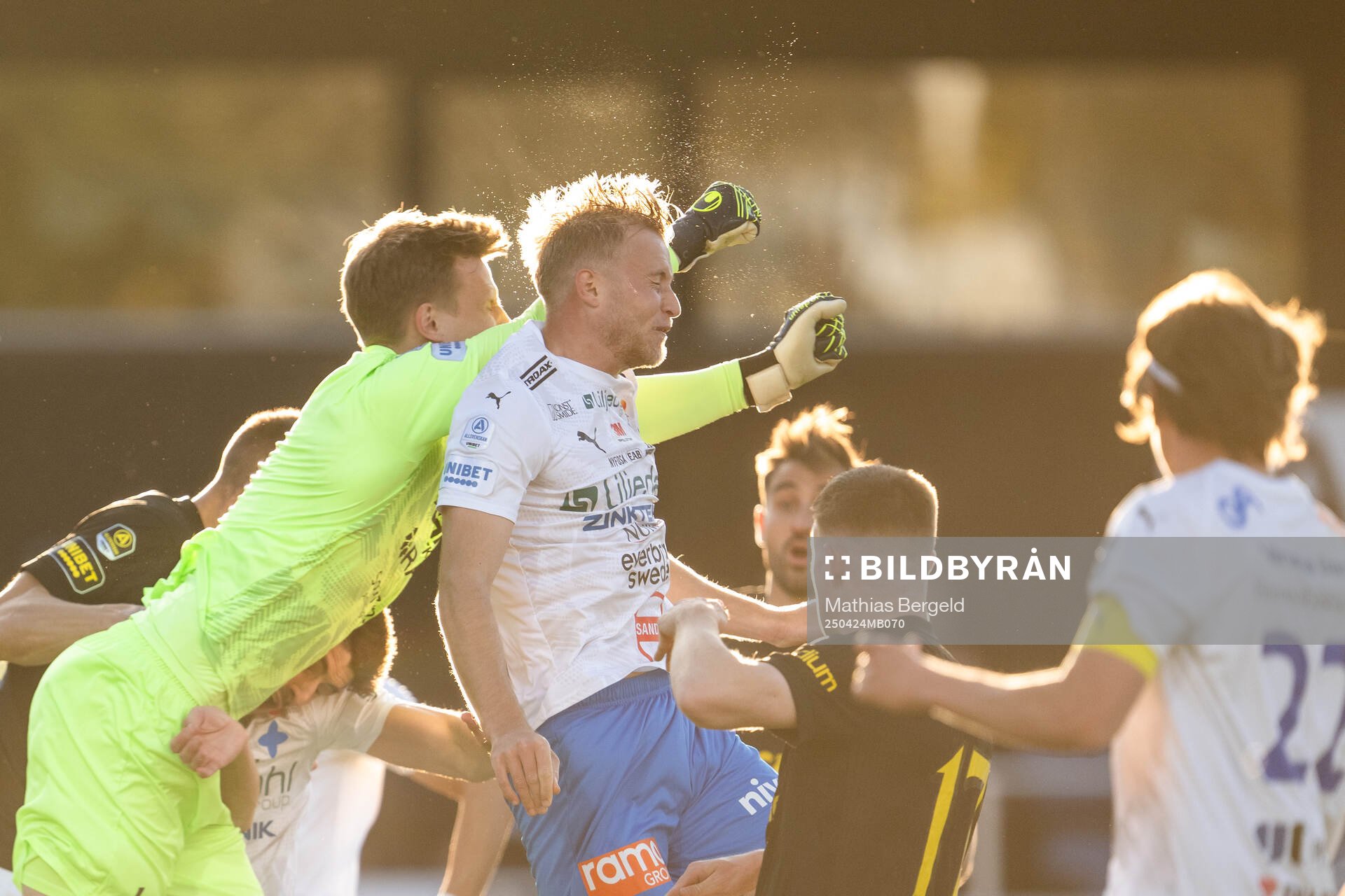 Värnamos målvakt Hugo Keto och Johan Rapp under fotbollsmatchen i Allsvenskan mellan Värnamo och AIK den 24 april 2025 i Värnamo. 