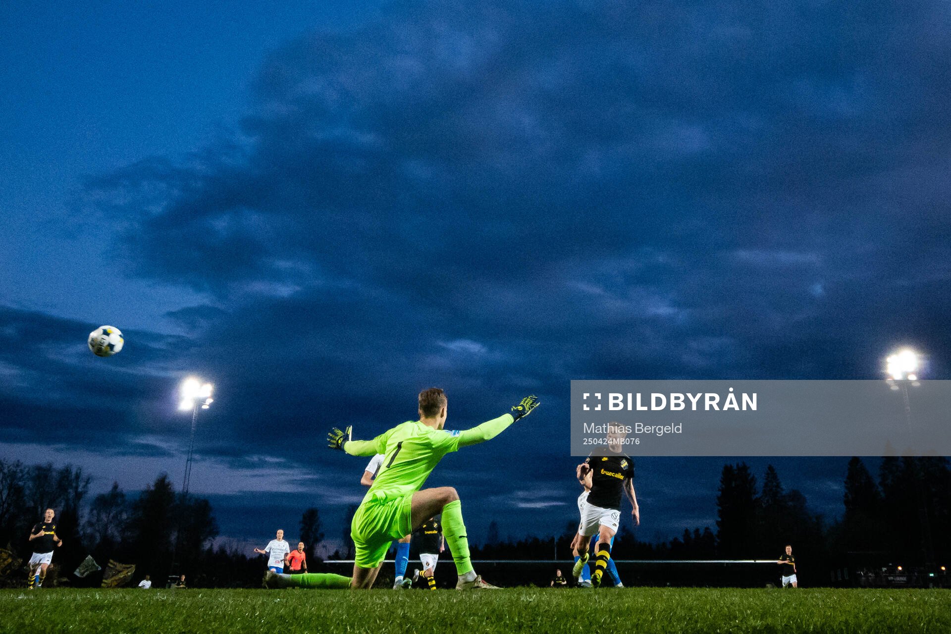 AIKs Johan Hove gör 1-2 bakom Värnamos målvakt Hugo Keto