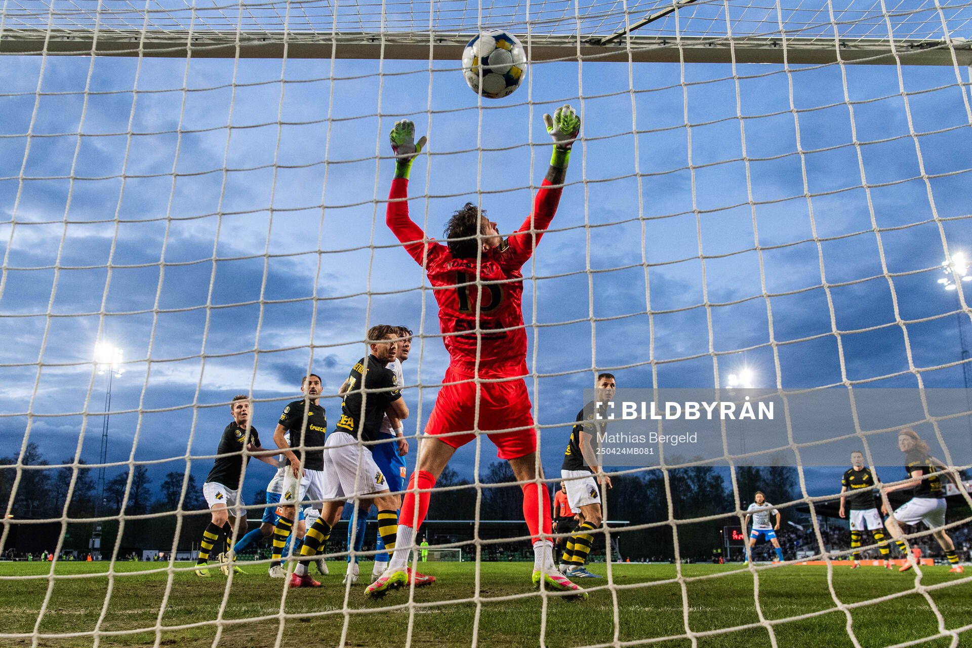 Värnamos Emin Grozdanic (ej i bild) gör 1-1 bakom AIKs