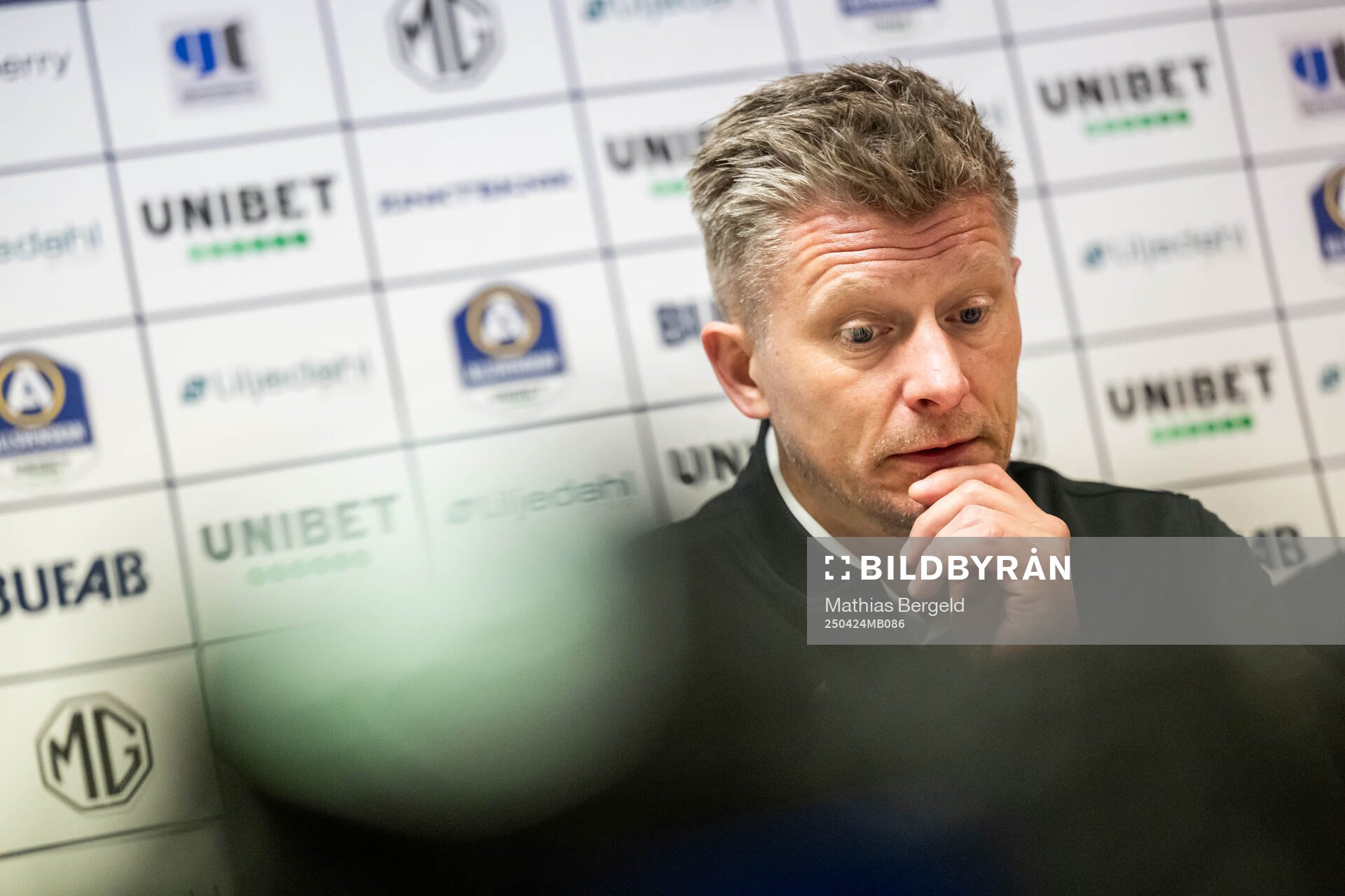 AIKs tränare Mikkjal Thomassen på presskonferensen