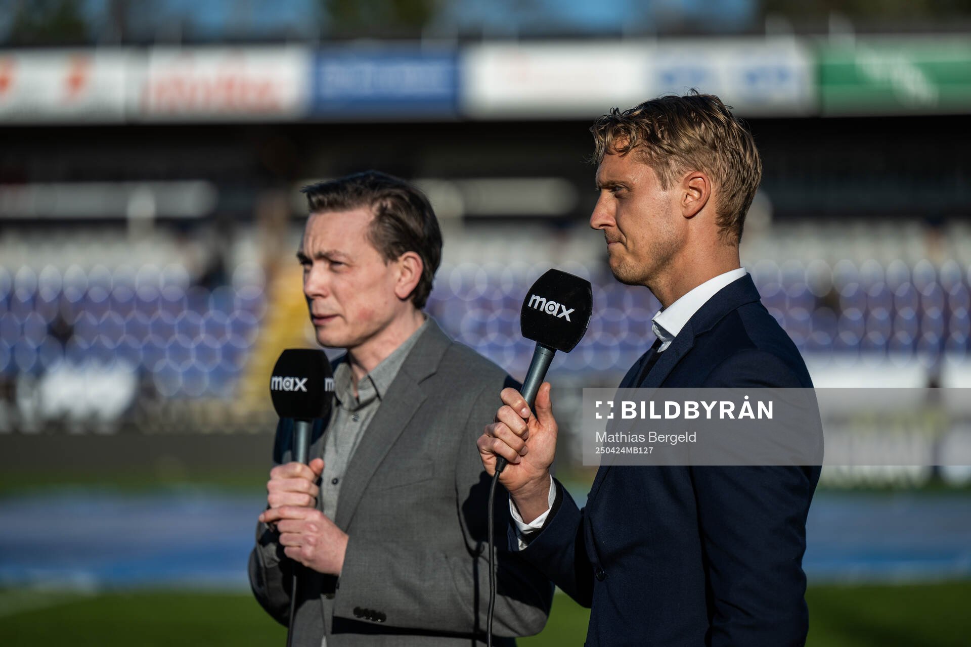 Niklas Jarelind, kommentator hos Max, och Pär Hansson, expert hos Max, inför under fotbollsmatchen i Allsvenskan mellan Värnamo och AIK den 24 april 2025 i Värnamo.