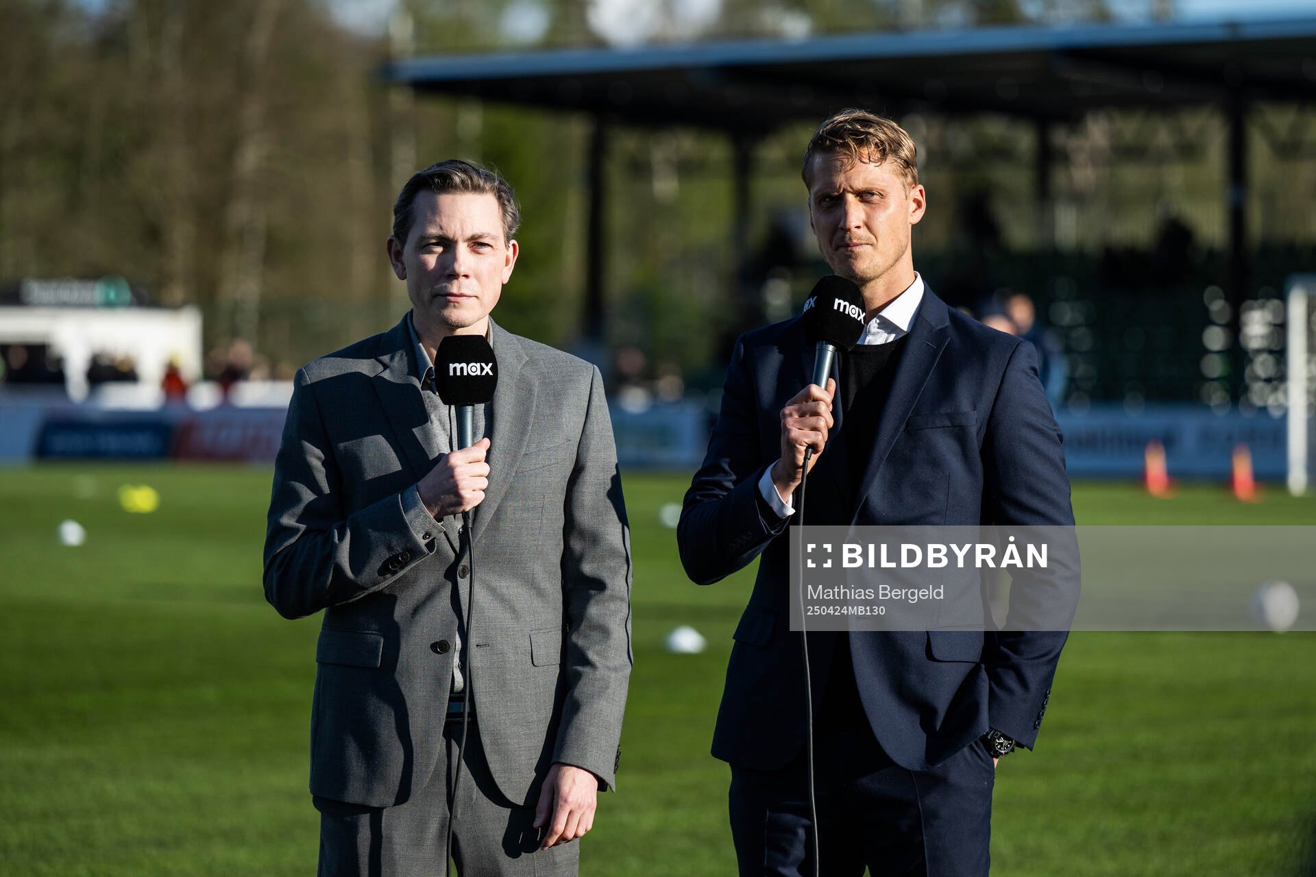 Niklas Jarelind, kommentator hos Max, och Pär Hansson, expert hos Max, inför under fotbollsmatchen i Allsvenskan mellan Värnamo och AIK den 24 april 2025 i Värnamo.