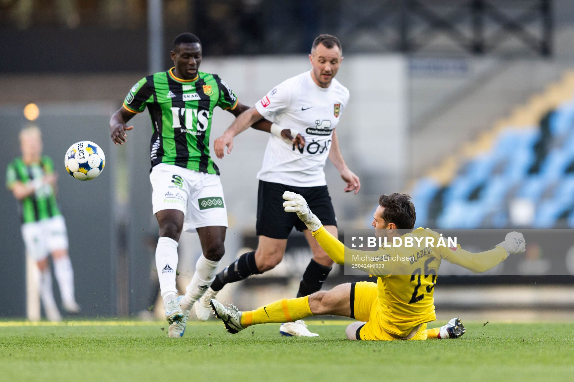 GAIS Ibrahim Diabate mot Brommapojkarnas Even Hovland och målvakt Davor Blazevic under fotbollsmatchen i Allsvenskan mellan GAIS och Brommapojkarna den 24 april 2025 i Göteborg.