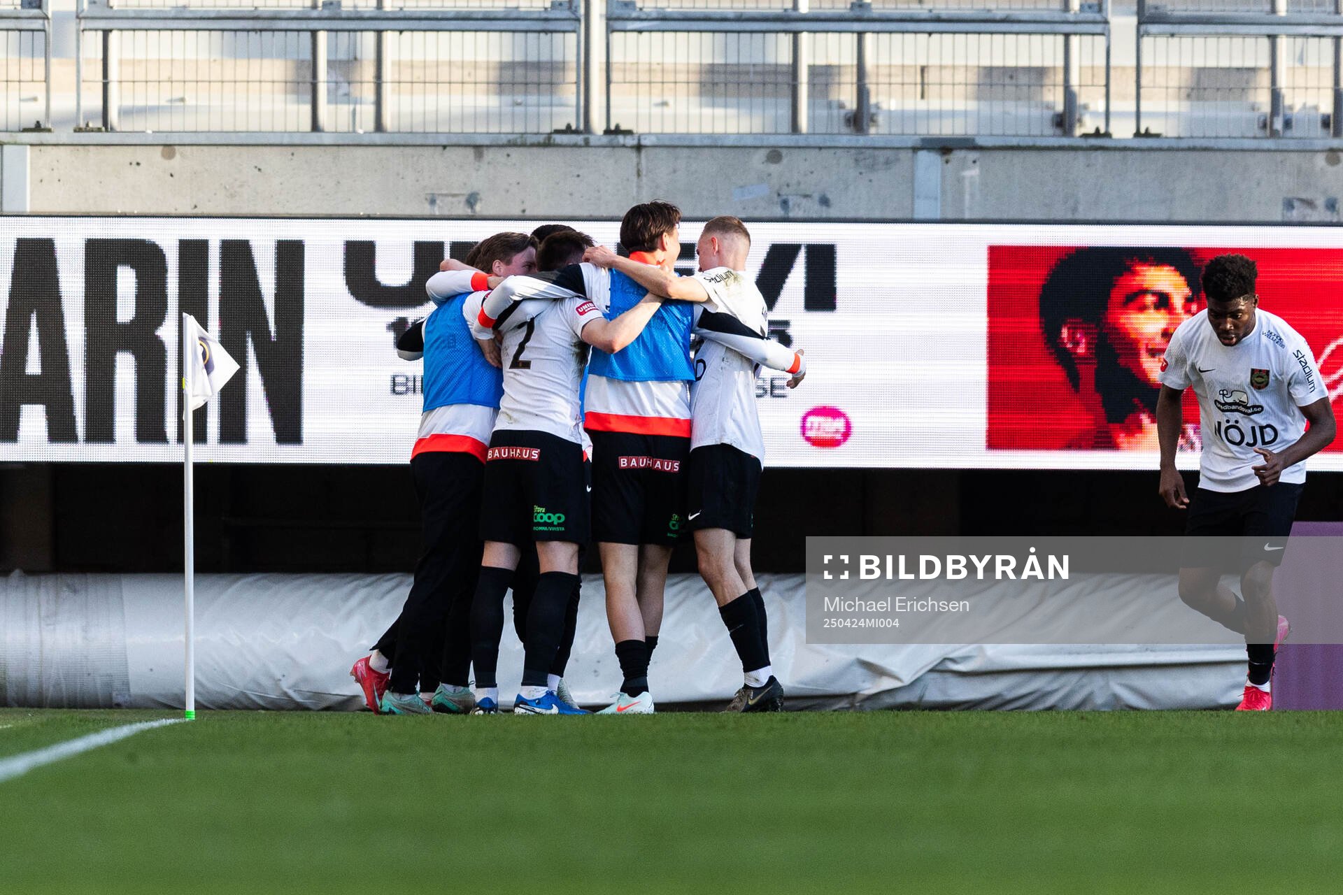 Brommapojkarnas Hlynur Freyr Karlsson jublar med lagkamrater
