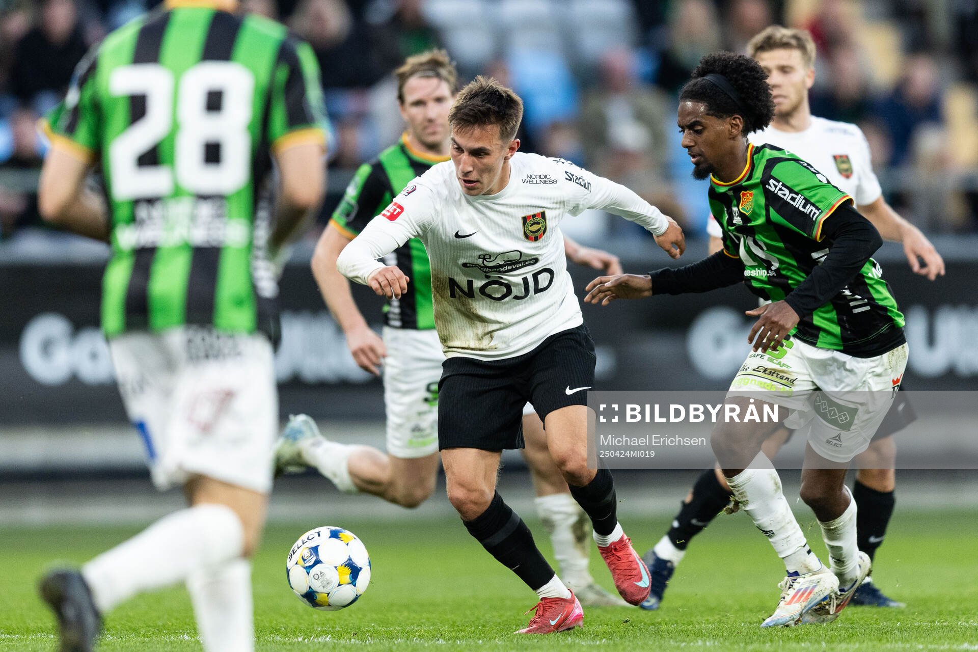 Brommapojkarnas Anton Kurochkin och GAIS Harun Ibrahim under fotbollsmatchen i Allsvenskan mellan GAIS och Brommapojkarna den 24 april 2025 i Göteborg.