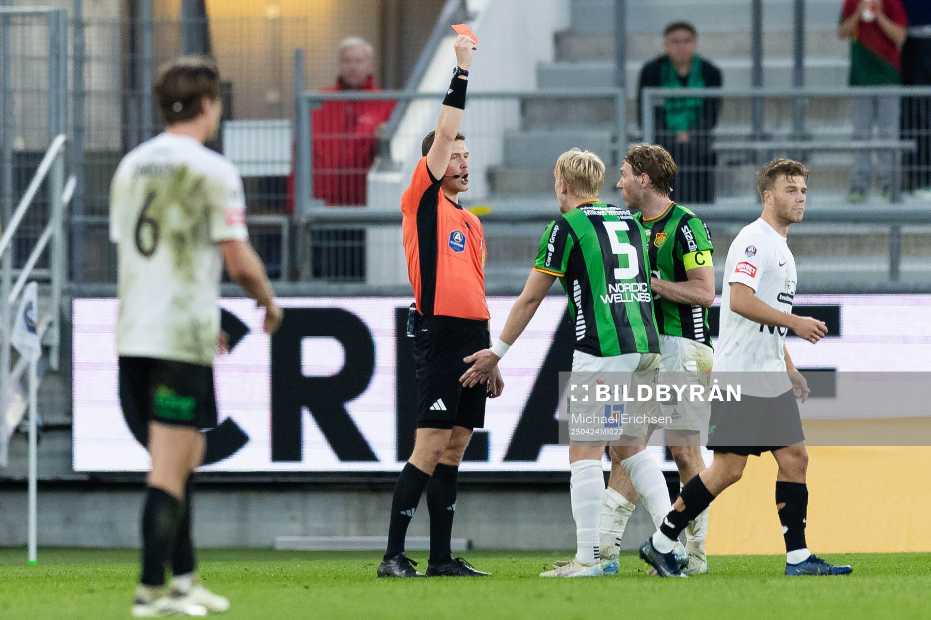 Domare Erik Mattsson delar ut ett rött kort till GAIS