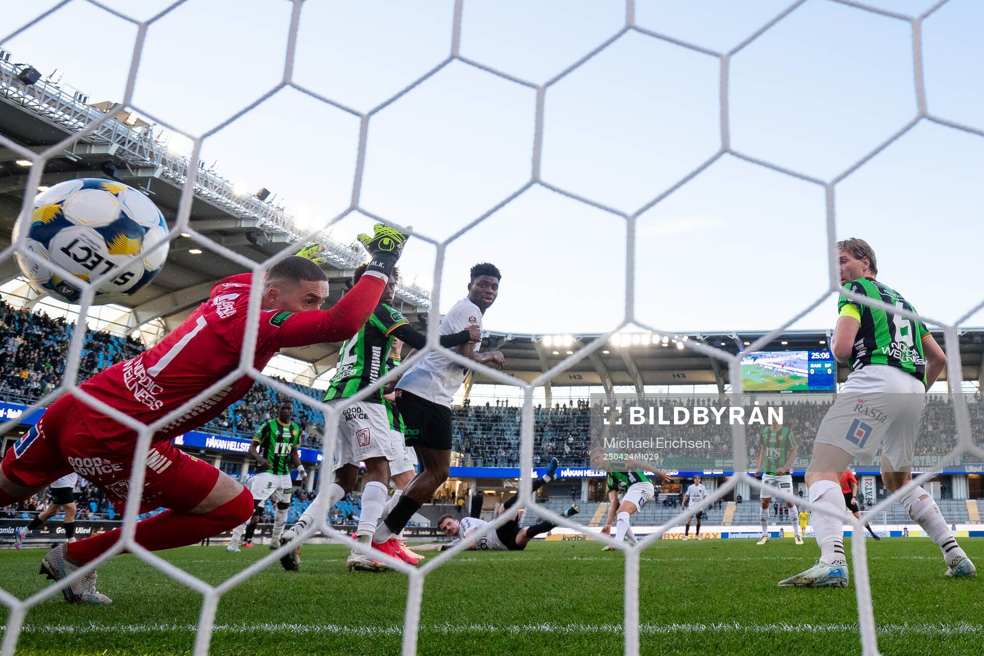 Brommapojkarnas Hlynur Freyr Karlsson skjuter 0-1 i mål