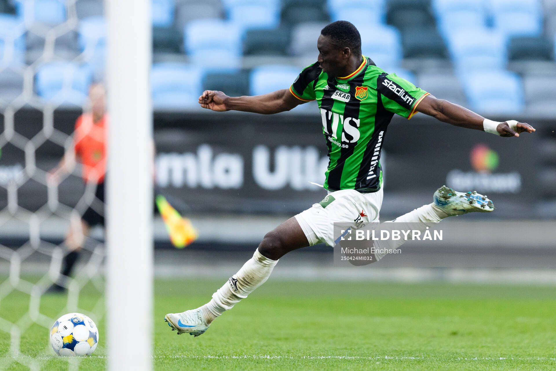 GAIS Ibrahim Diabate sparkar bollen mot mål som