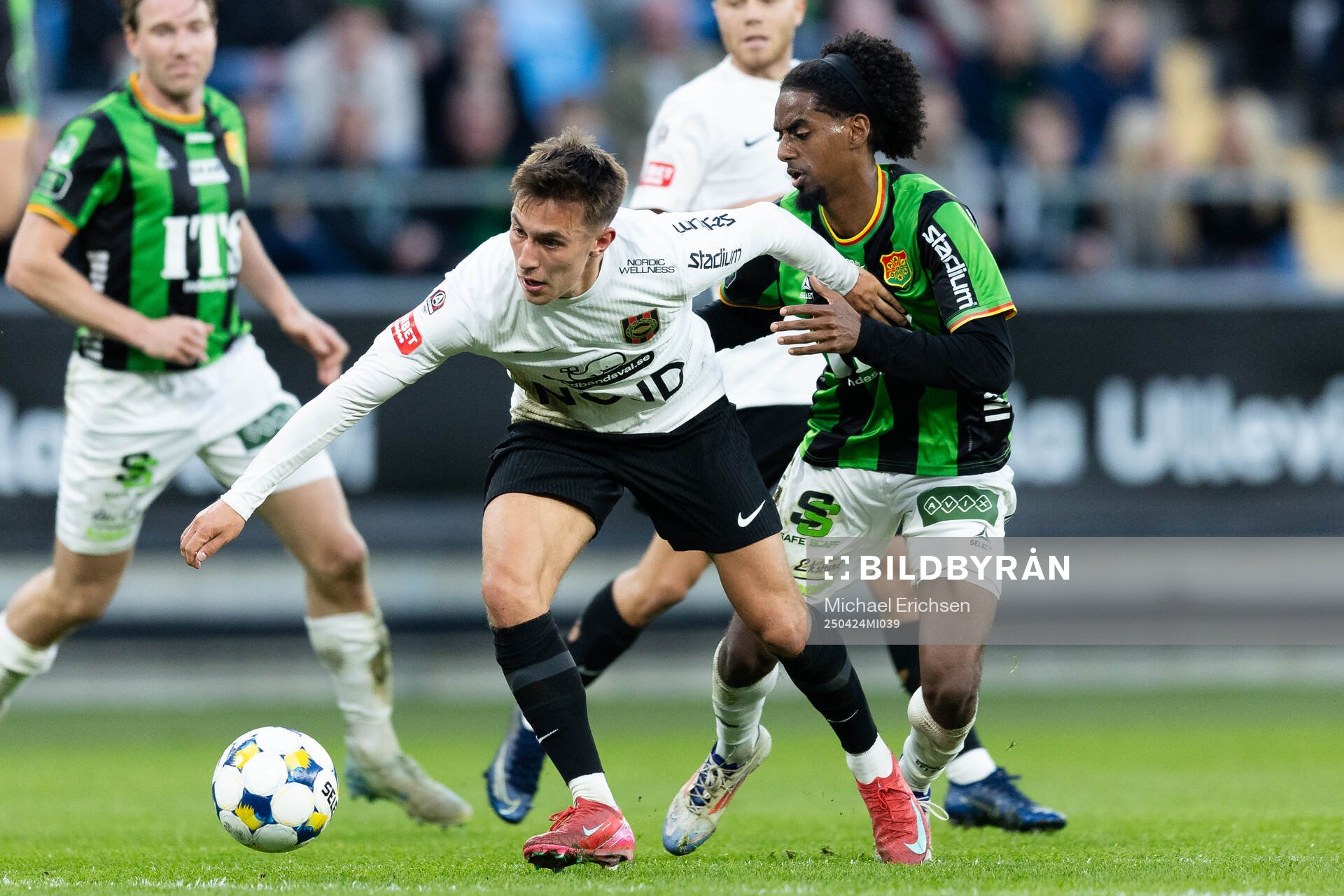 Brommapojkarnas Anton Kurochkin och GAIS Harun Ibrahim under fotbollsmatchen i Allsvenskan mellan GAIS och Brommapojkarna den 24 april 2025 i Göteborg.